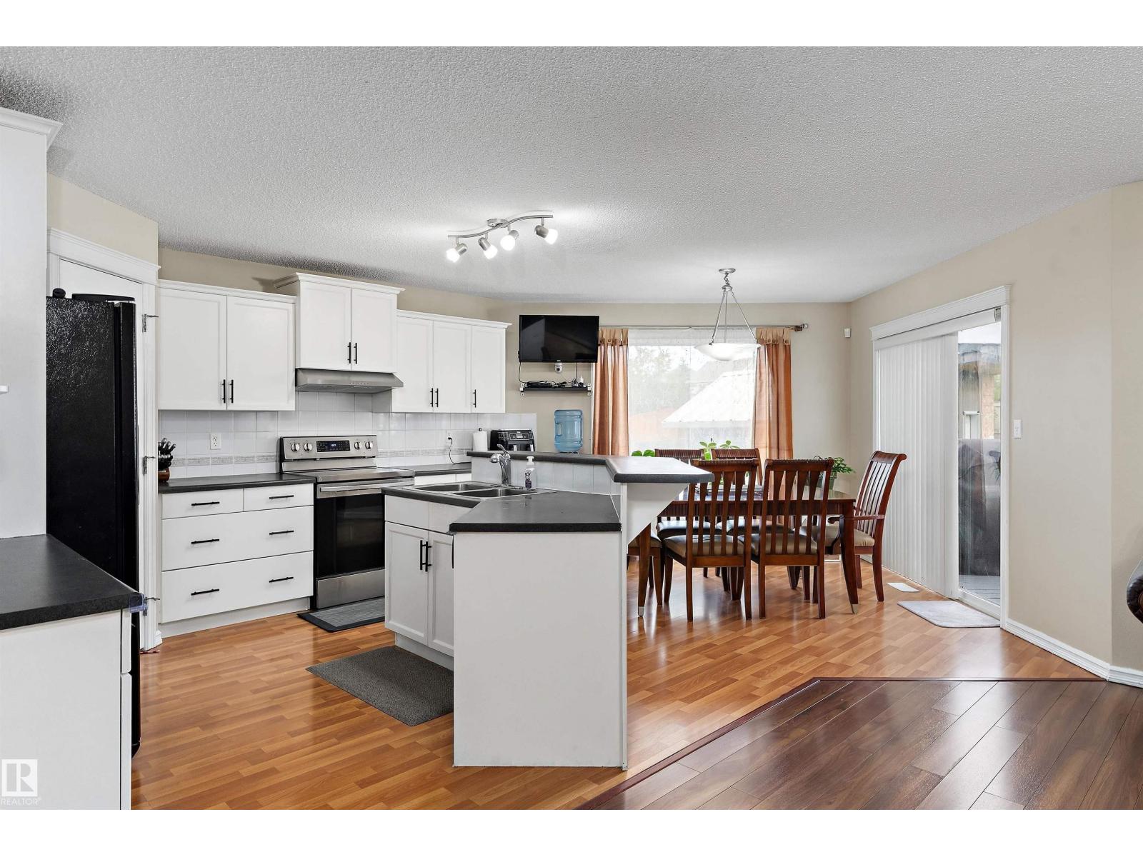8521 8 AV SW - Image 9