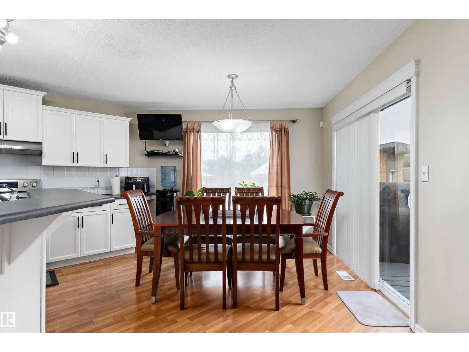 8521 8 AV SW - Image 11