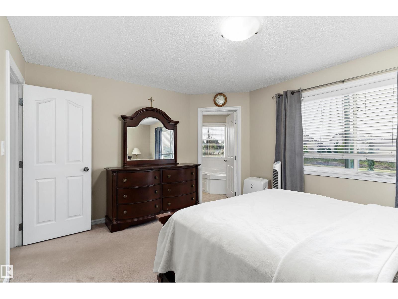 8521 8 AV SW - Image 18