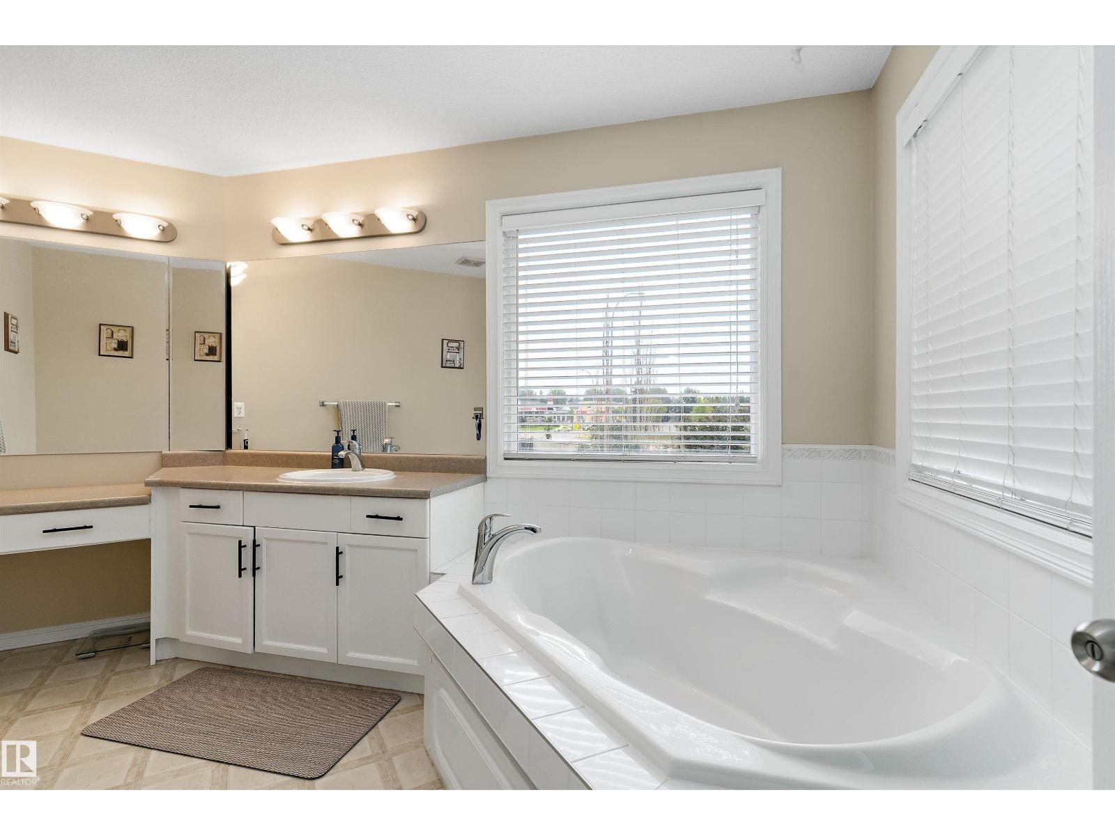 8521 8 AV SW - Image 20