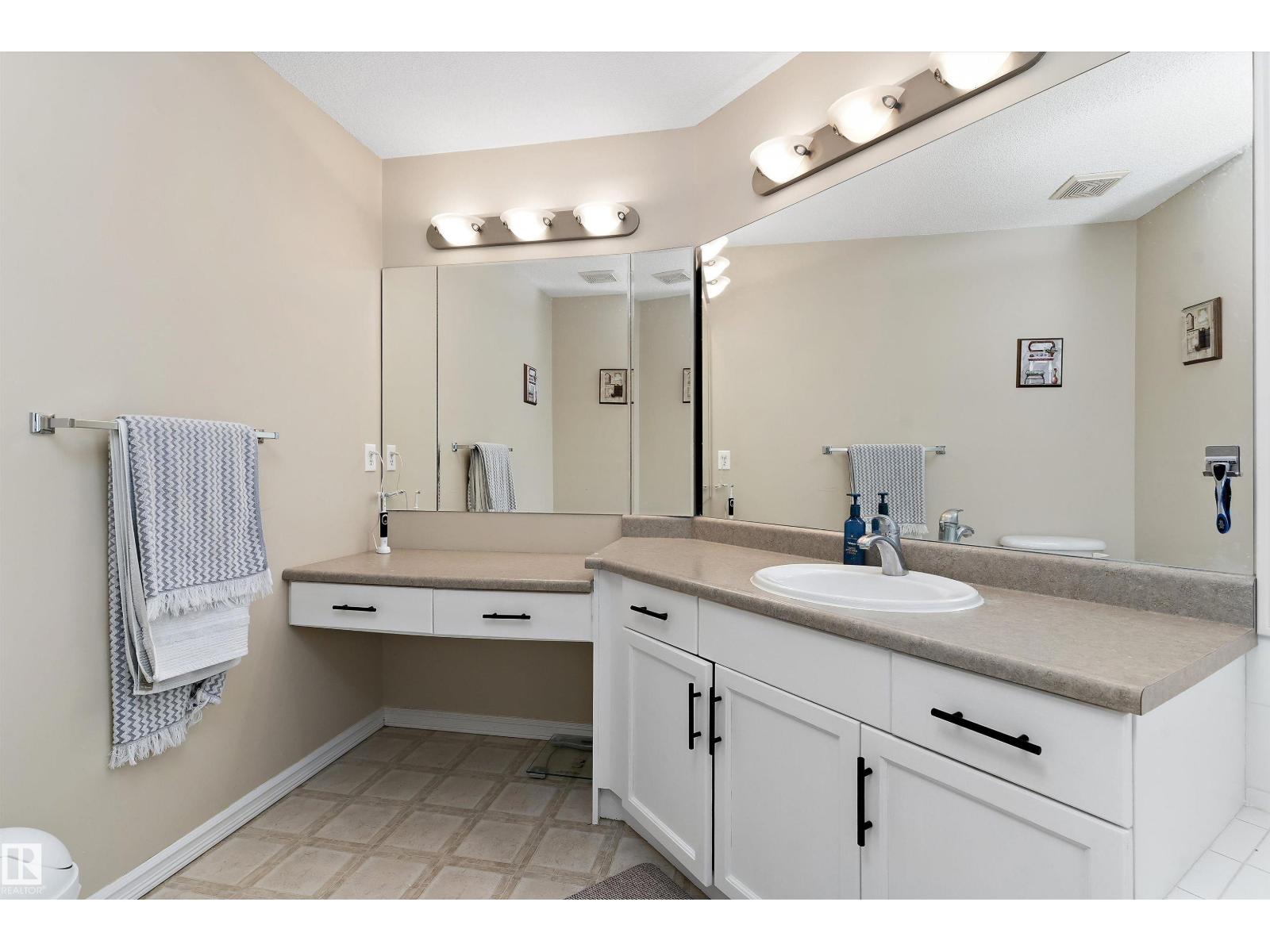 8521 8 AV SW - Image 21