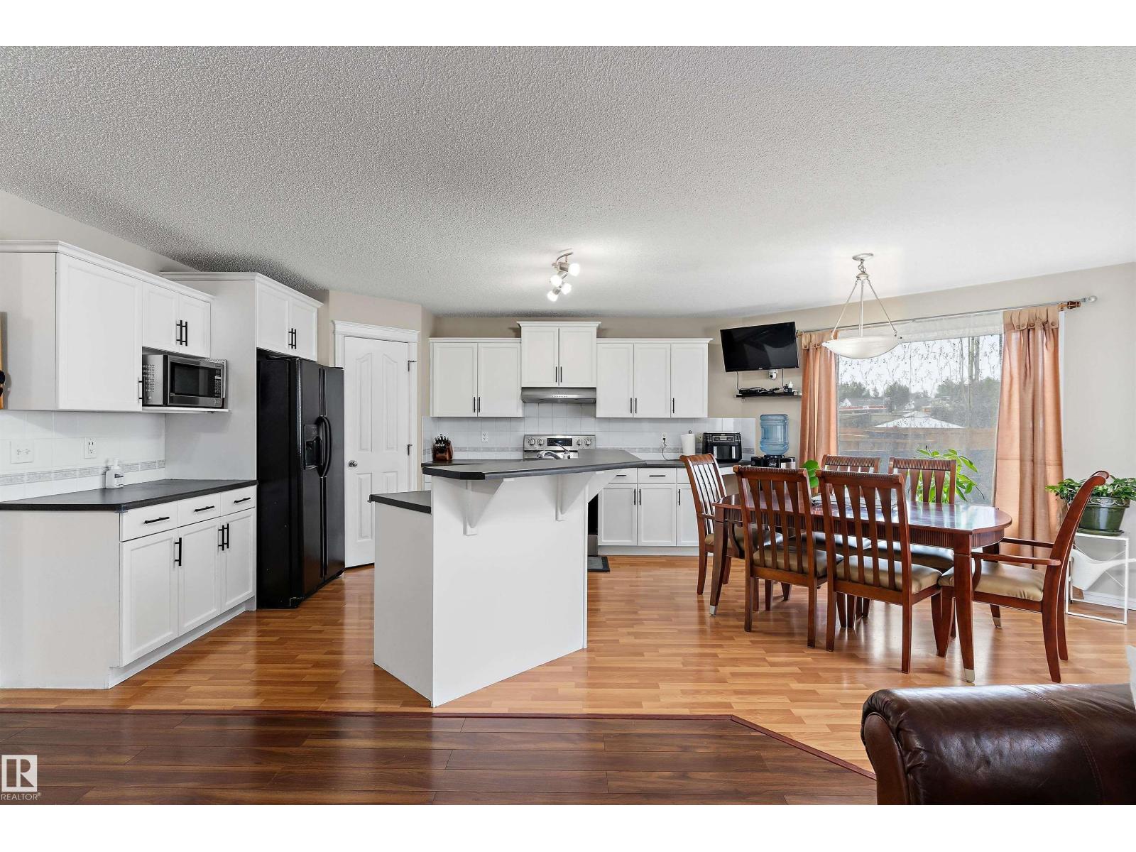 8521 8 AV SW - Image 6