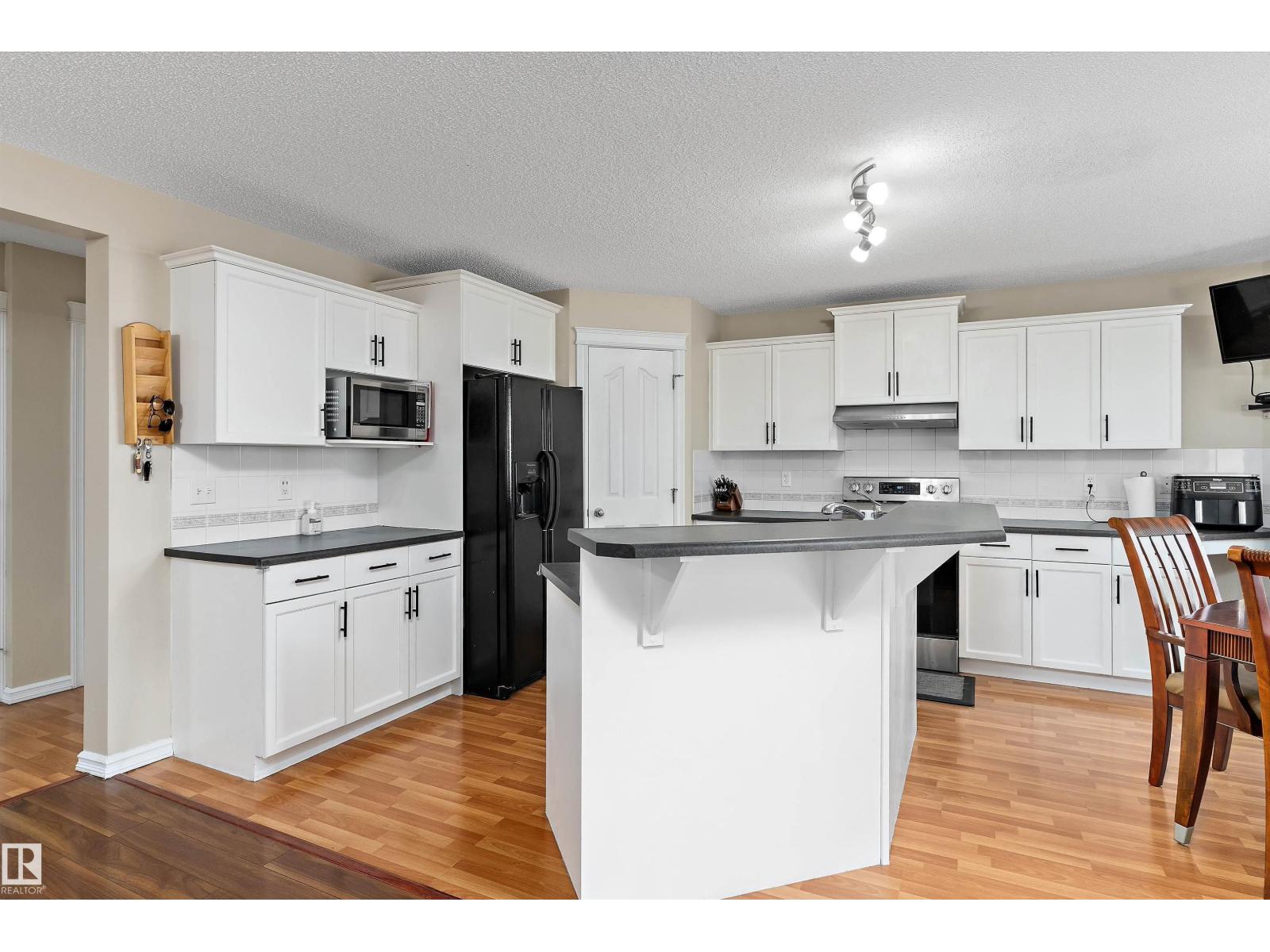 8521 8 AV SW - 7
