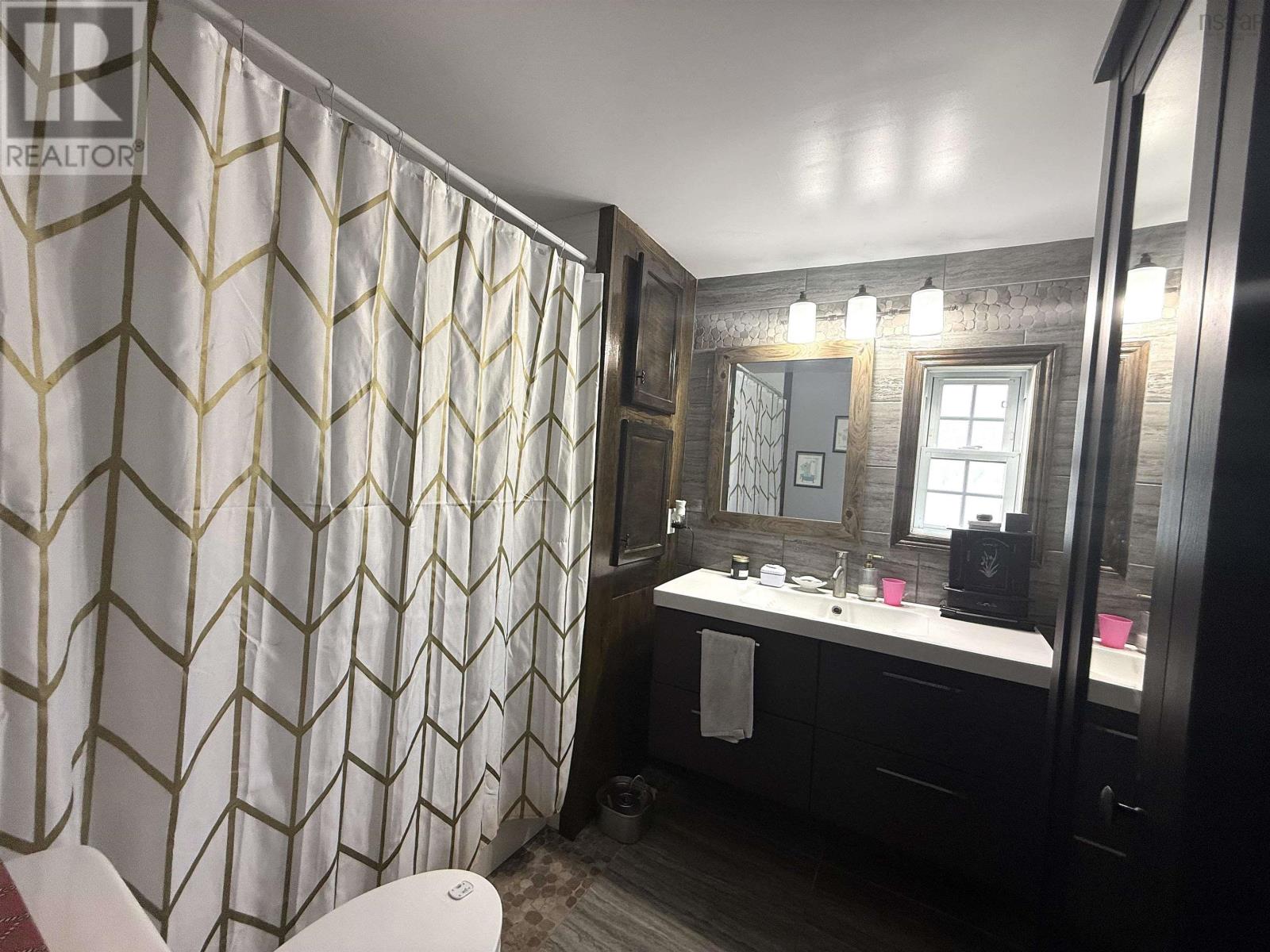 4 Fredericks Lane - 13
