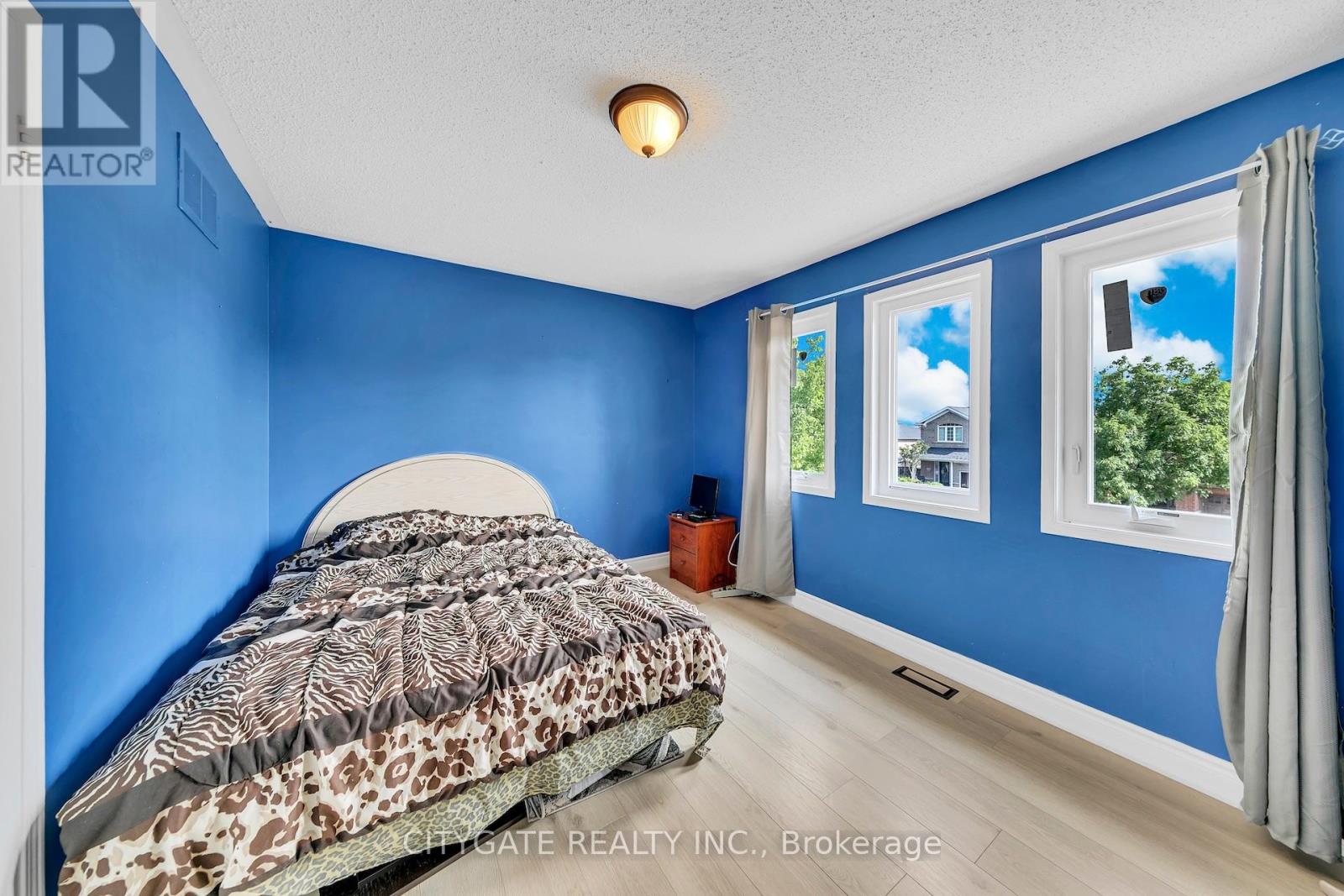 40 LINDERWOOD DRIVE - 18