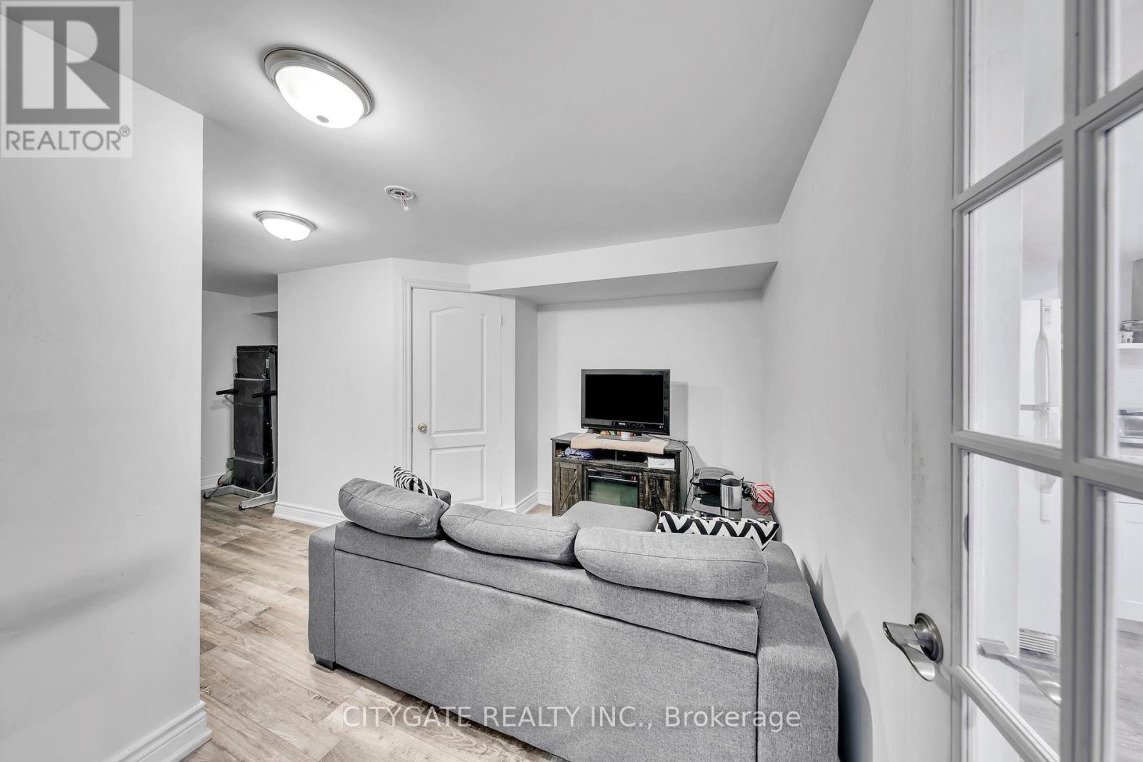 40 LINDERWOOD DRIVE - 25