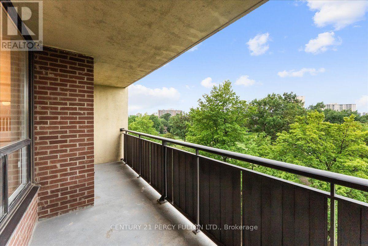 #705 15 LONDON GREEN COURT - Image 36