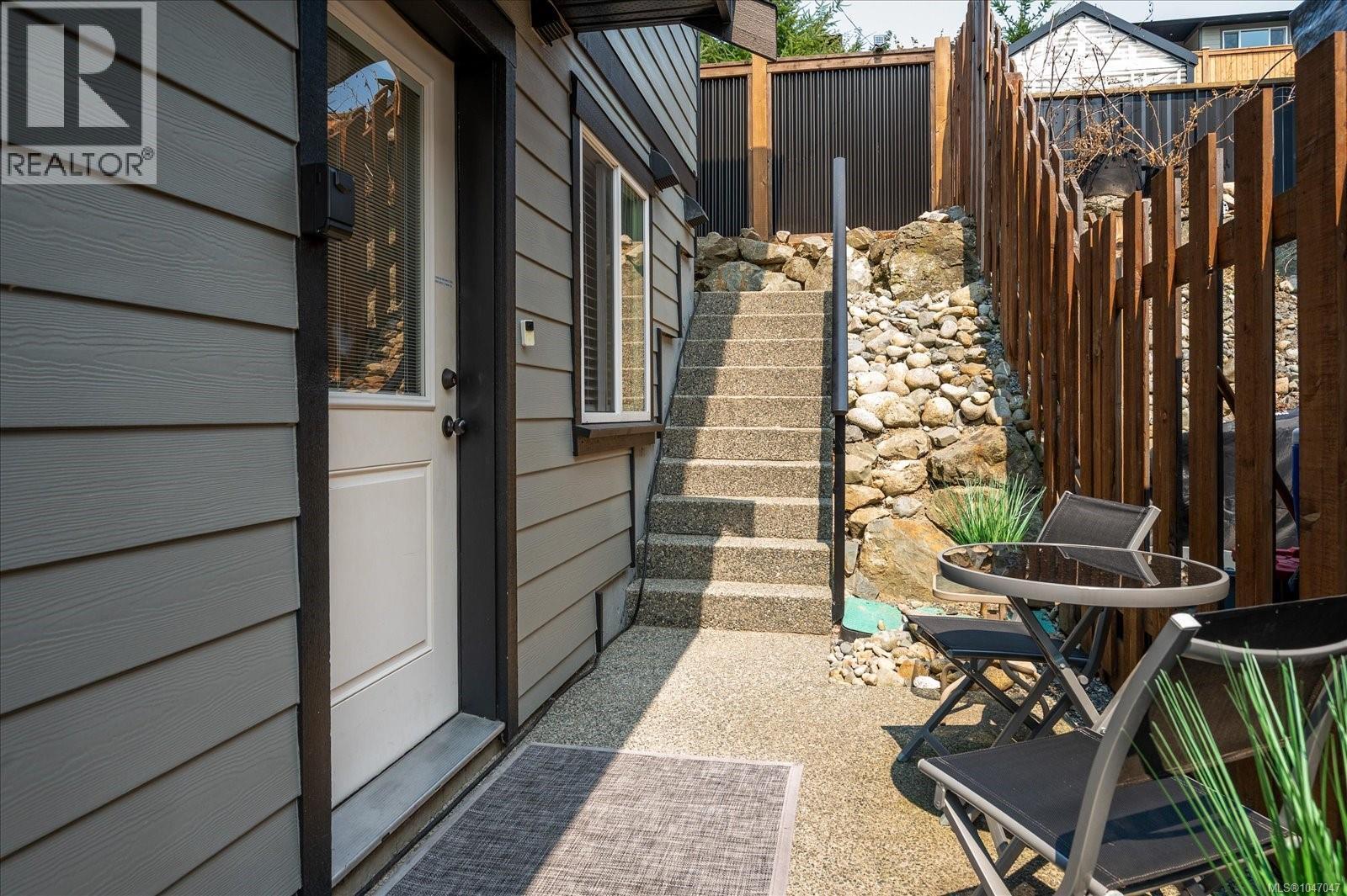 235 Golden Oaks Cres - 34