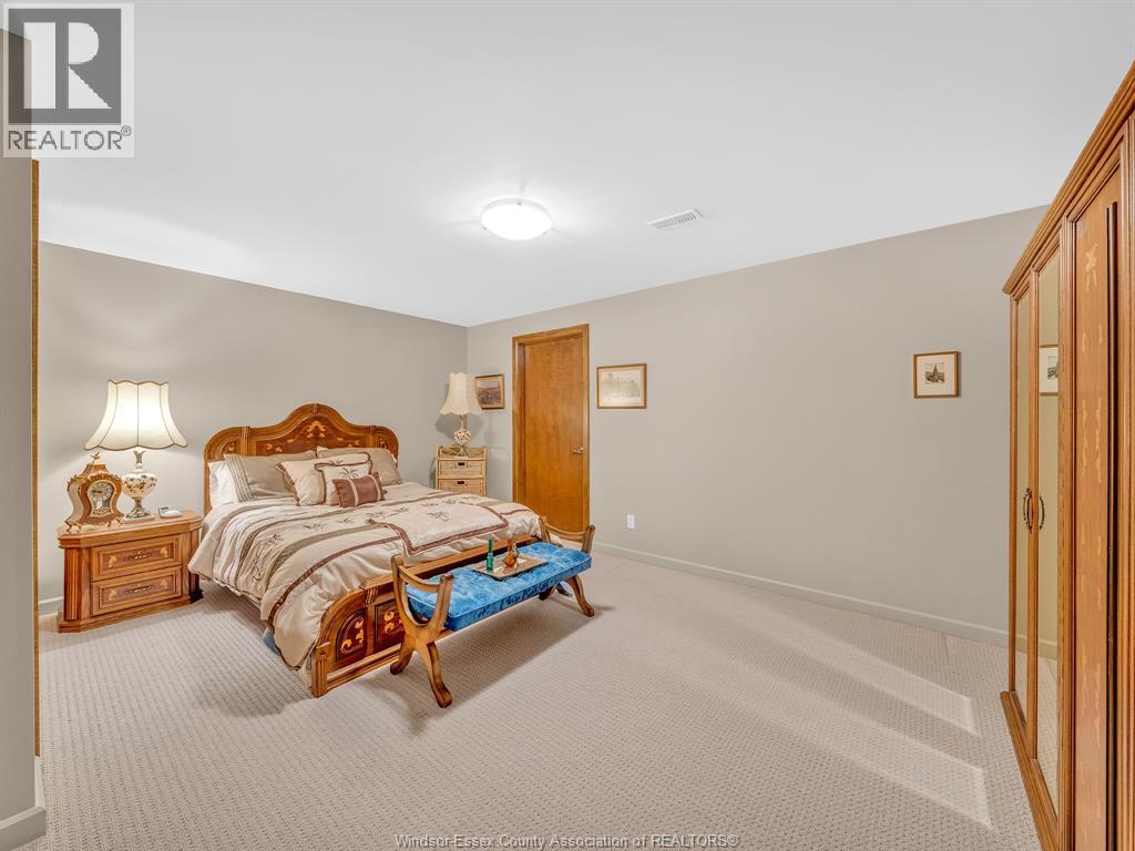 58 FAIRWAY CRESCENT - 36