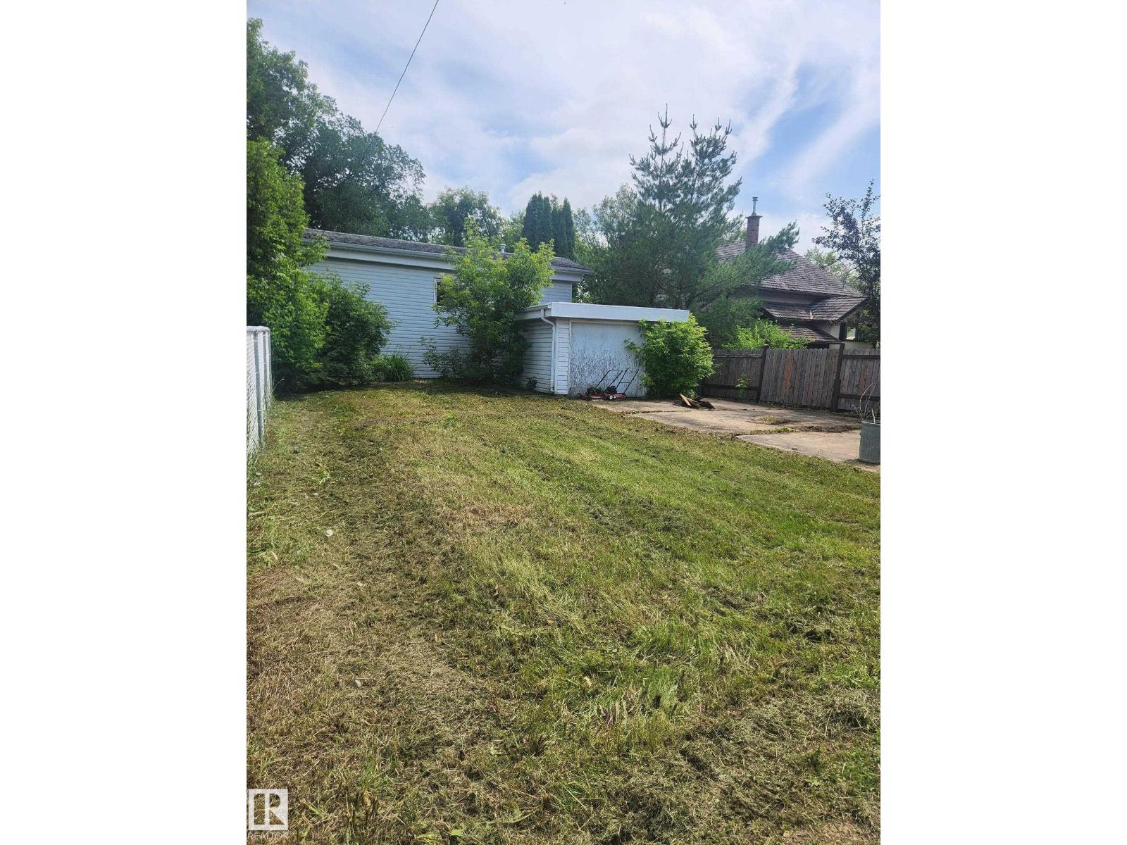 5128 52 ST - 8