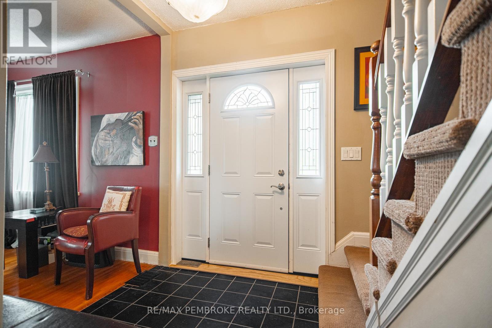 3 Bed, 2 Bath House for Sale in Pembroke – 320 MACKAY STREET, Pembroke – MLS# X13682676 - Image 11