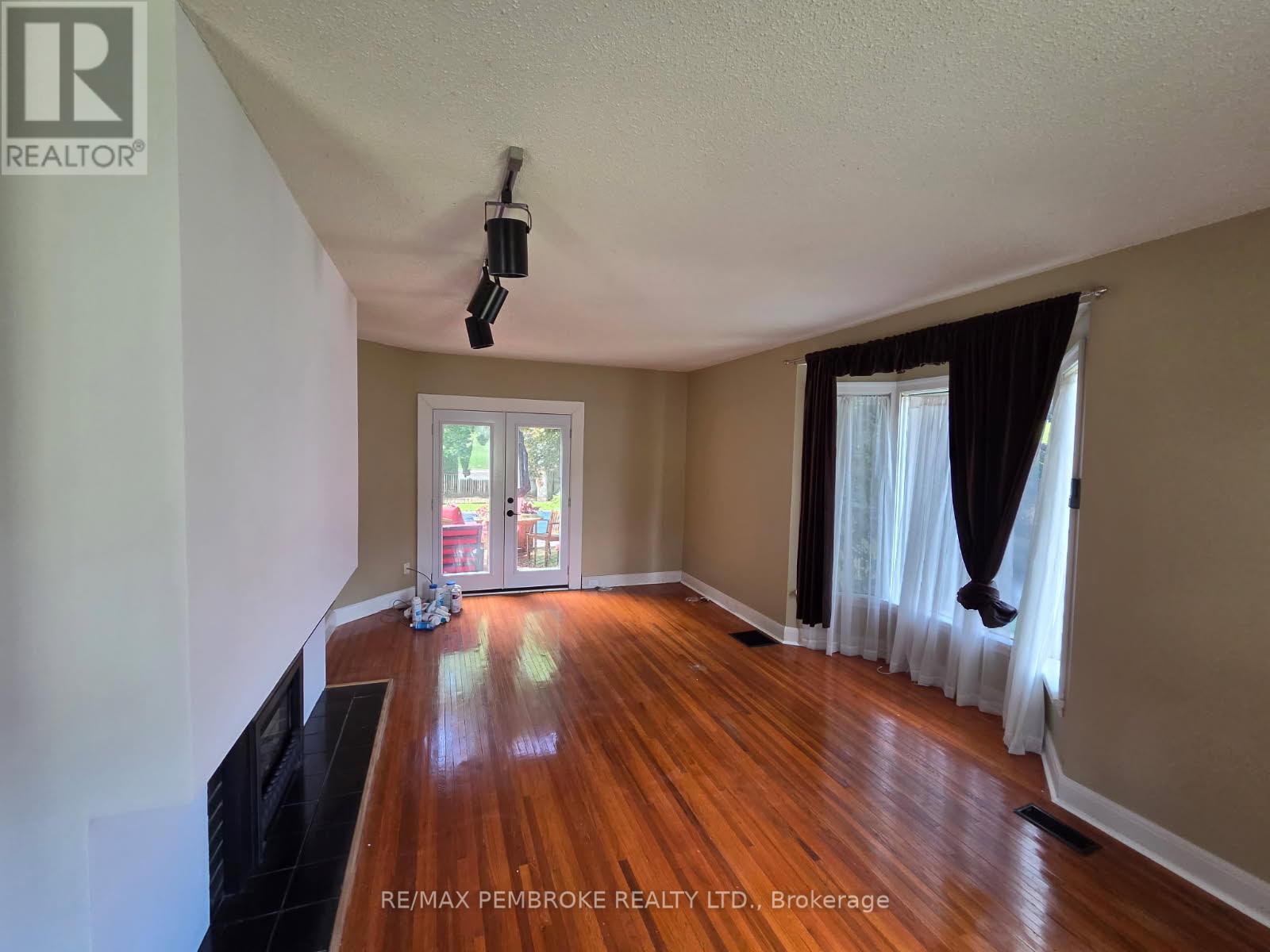 320 MACKAY STREET - 12