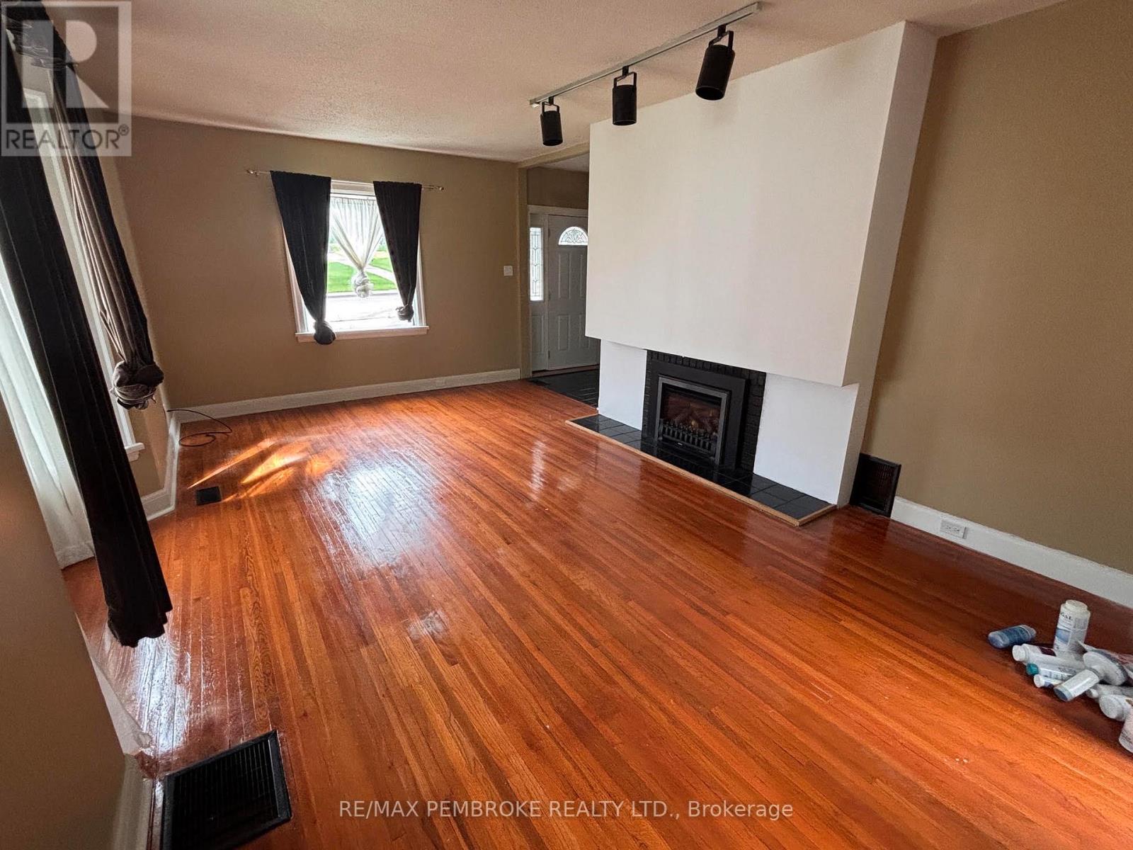 3 Bed, 2 Bath House for Sale in Pembroke – 320 MACKAY STREET, Pembroke – MLS# X13682676 - Image 14