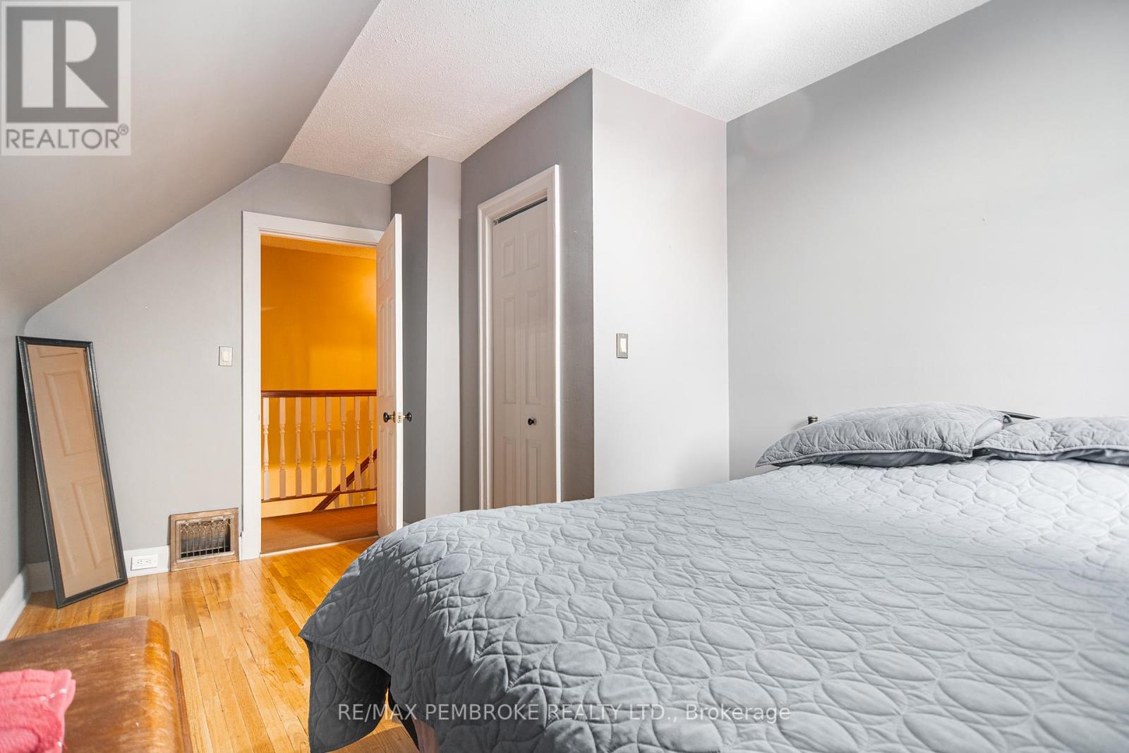 320 MACKAY STREET - 16