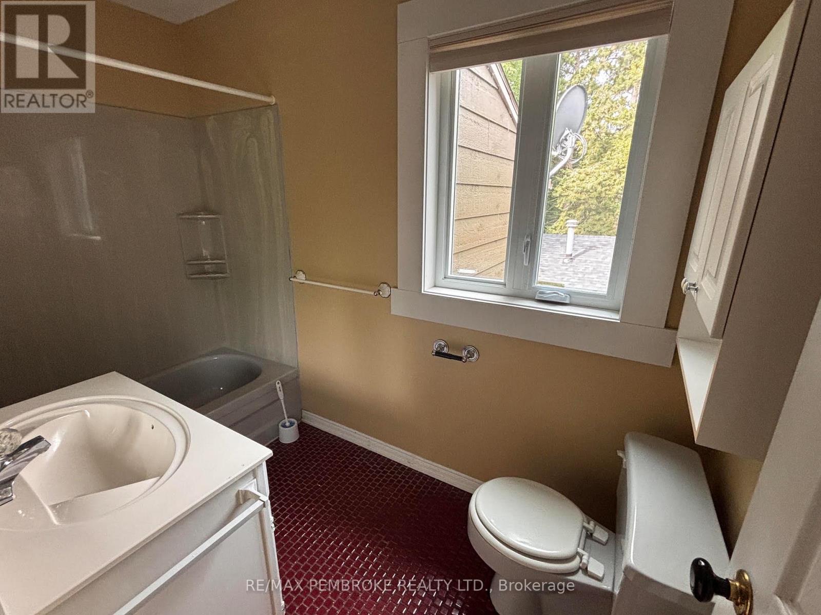 3 Bed, 2 Bath House for Sale in Pembroke – 320 MACKAY STREET, Pembroke – MLS# X13682676 - Image 23