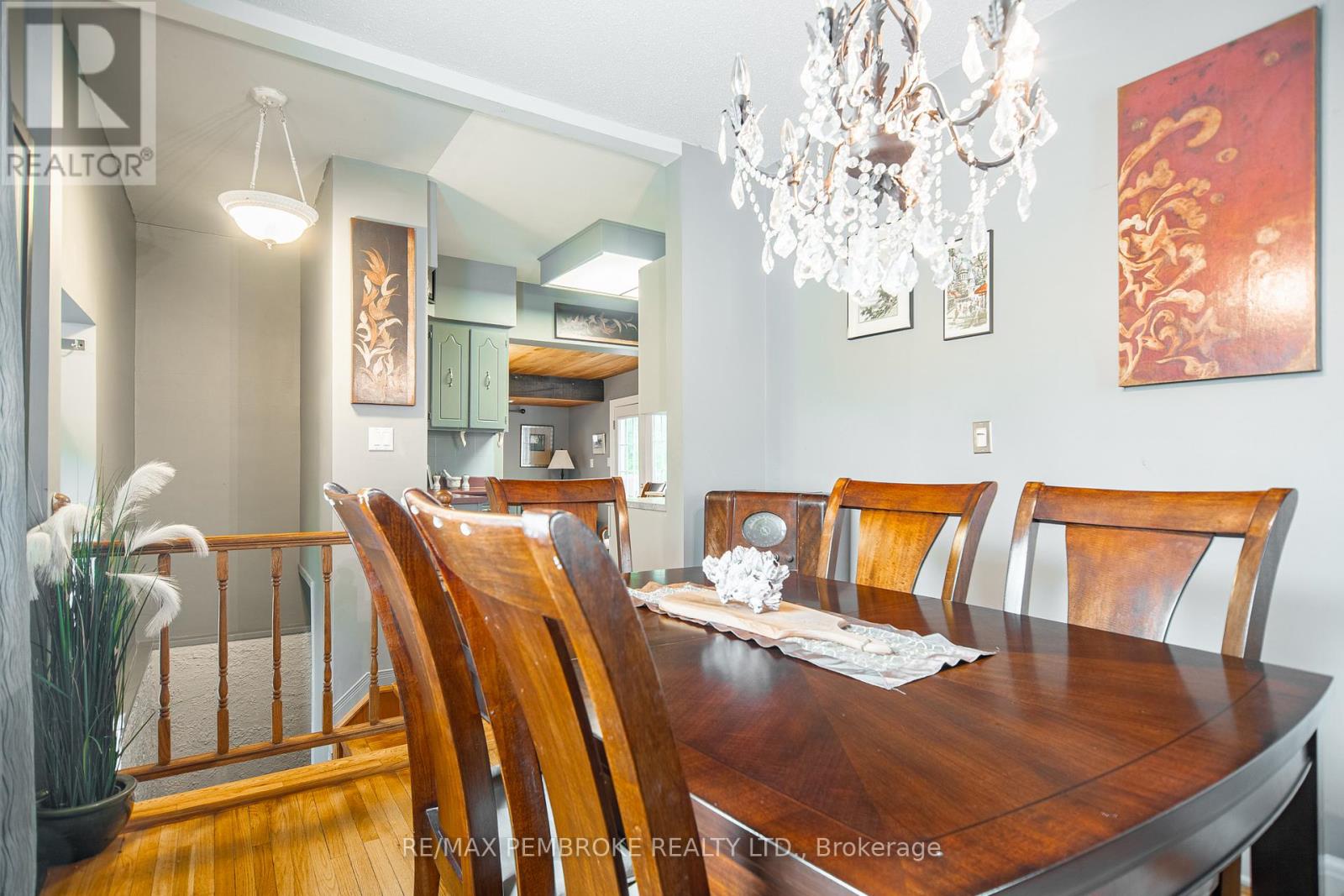 3 Bed, 2 Bath House for Sale in Pembroke – 320 MACKAY STREET, Pembroke – MLS# X13682676 - Image 3