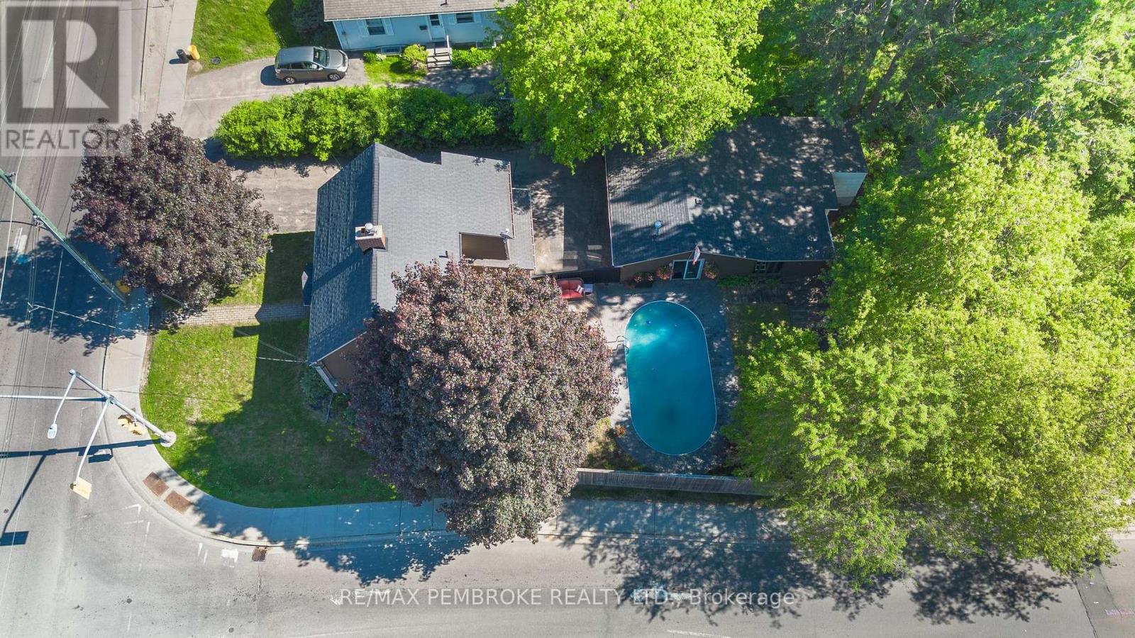 3 Bed, 2 Bath House for Sale in Pembroke – 320 MACKAY STREET, Pembroke – MLS# X13682676 - Image 46