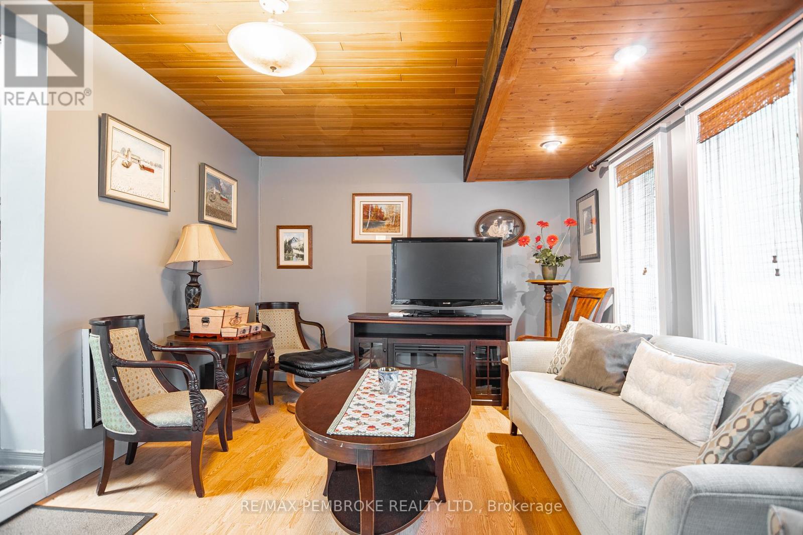 3 Bed, 2 Bath House for Sale in Pembroke – 320 MACKAY STREET, Pembroke – MLS# X13682676 - Image 9