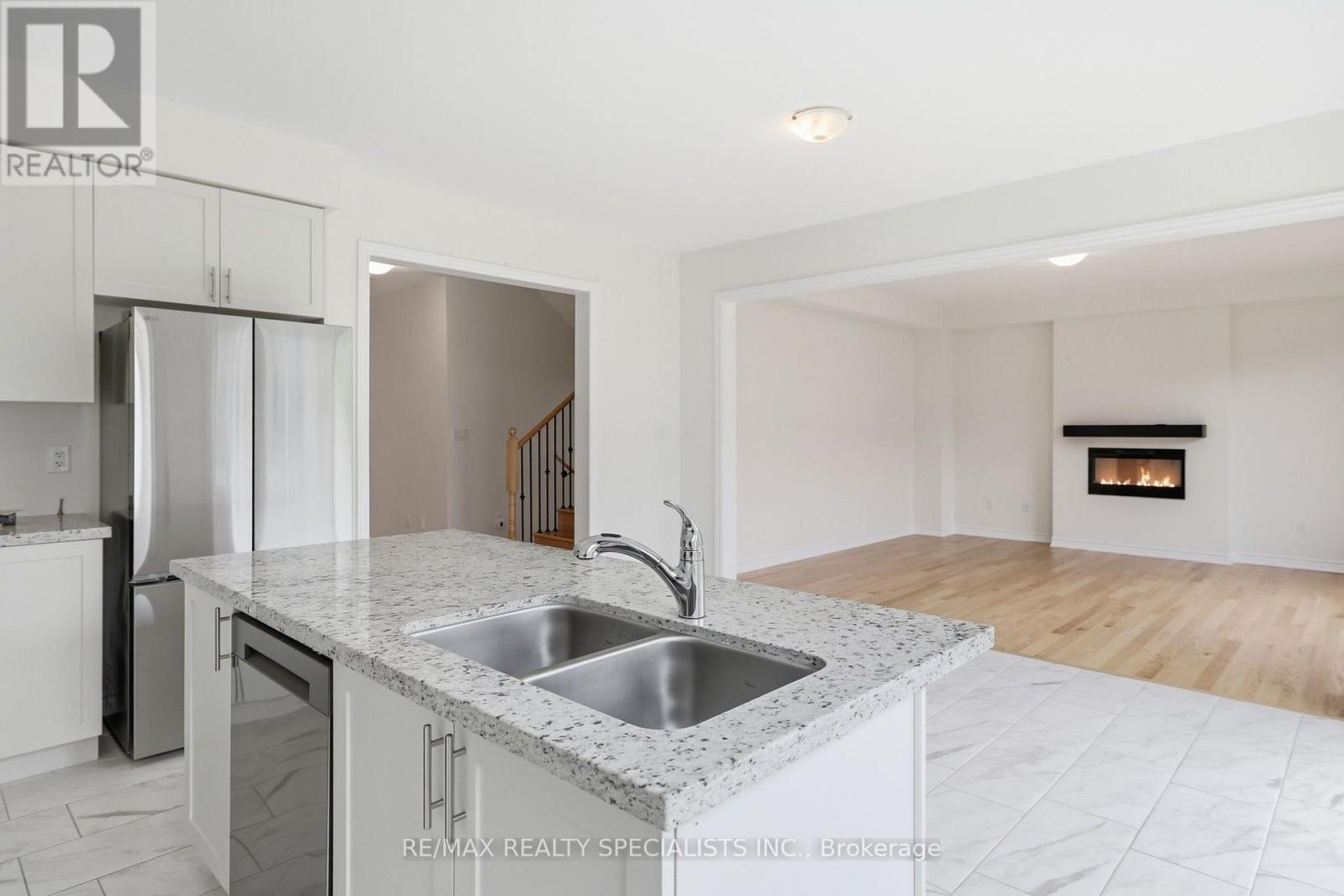 147 ROSANNE CIRCLE - Image 17