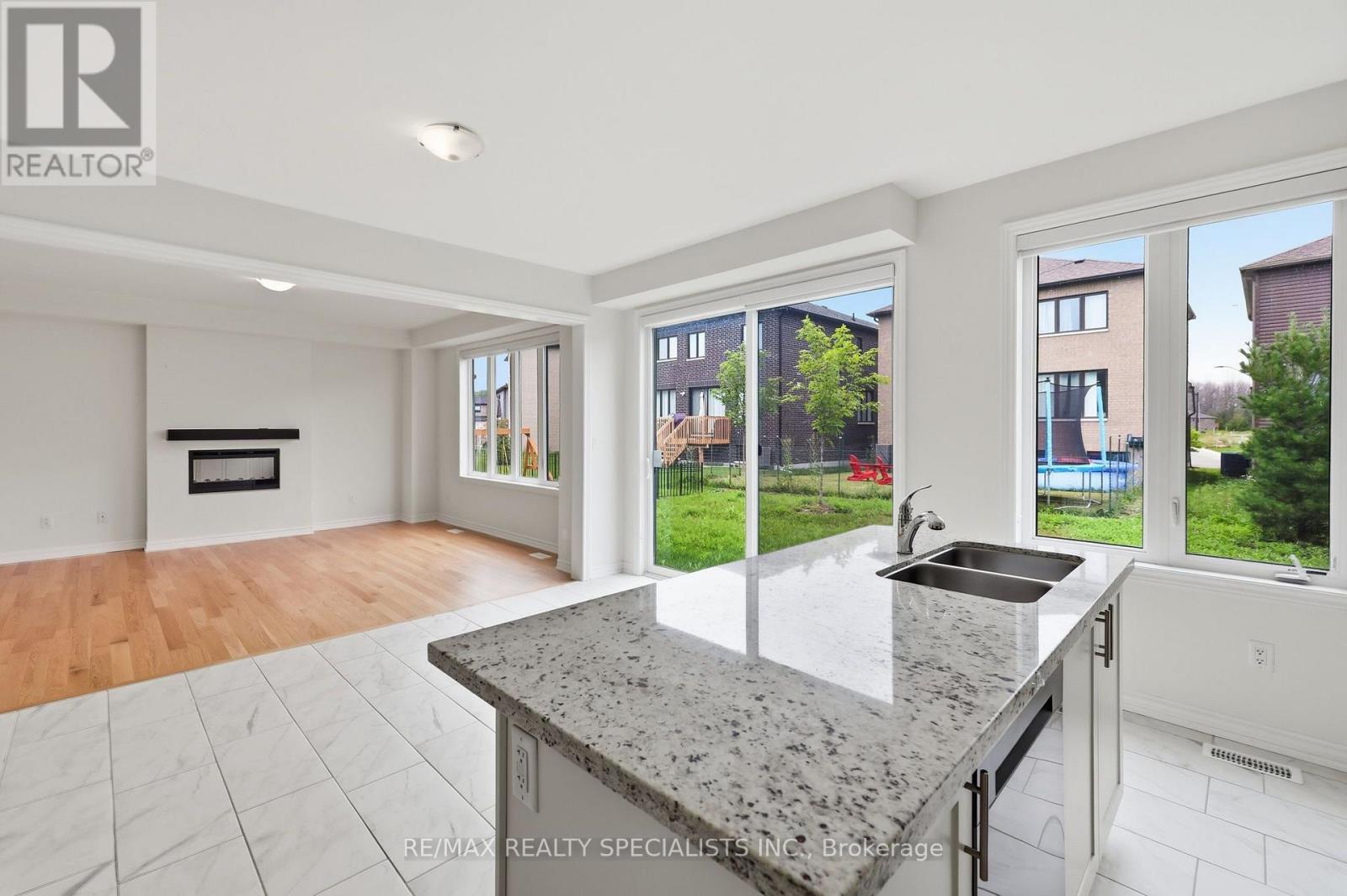 147 ROSANNE CIRCLE - Image 19