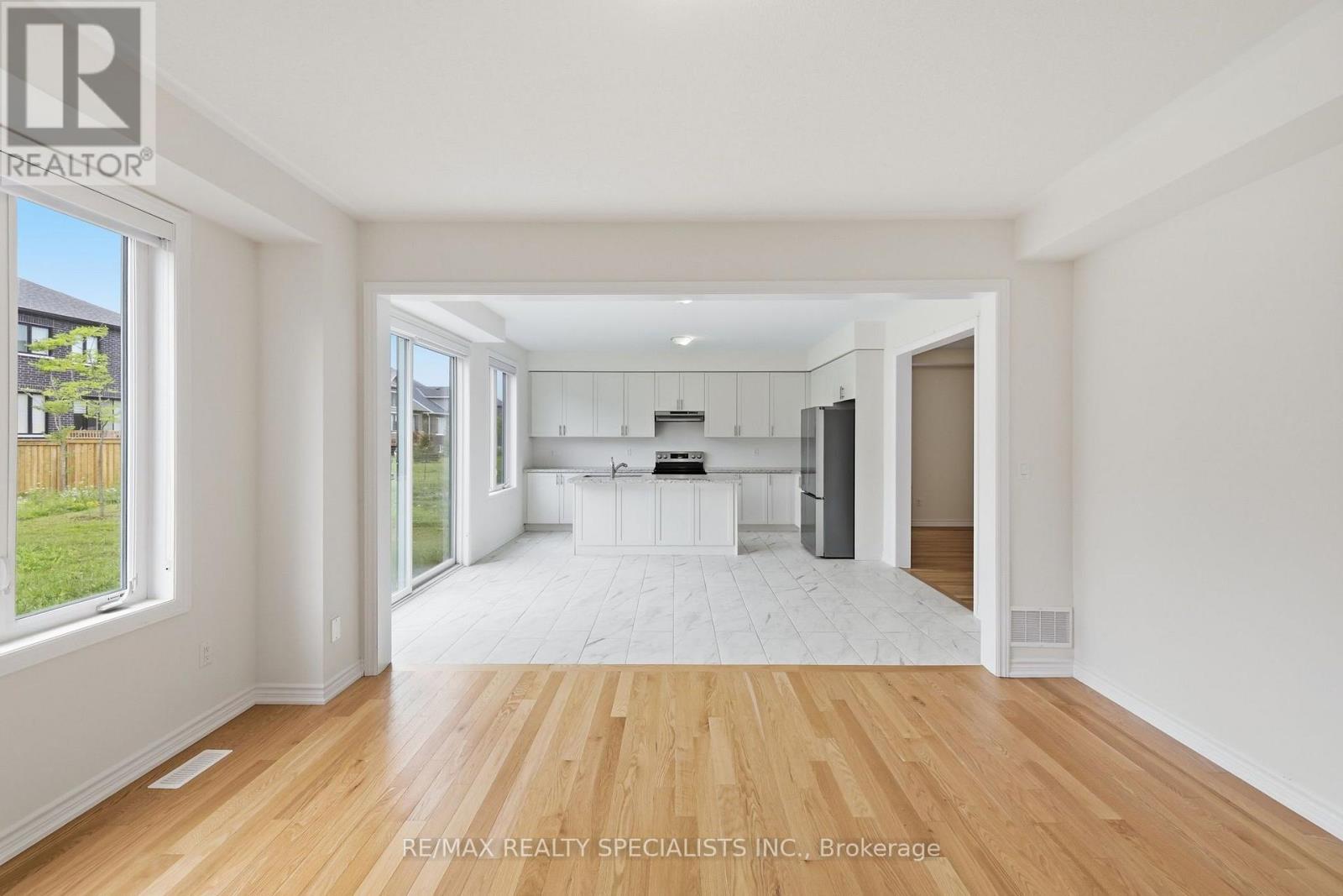 147 ROSANNE CIRCLE - Image 24