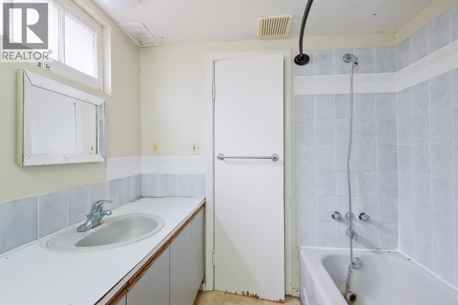 13218 KELLY Avenue, Summerland