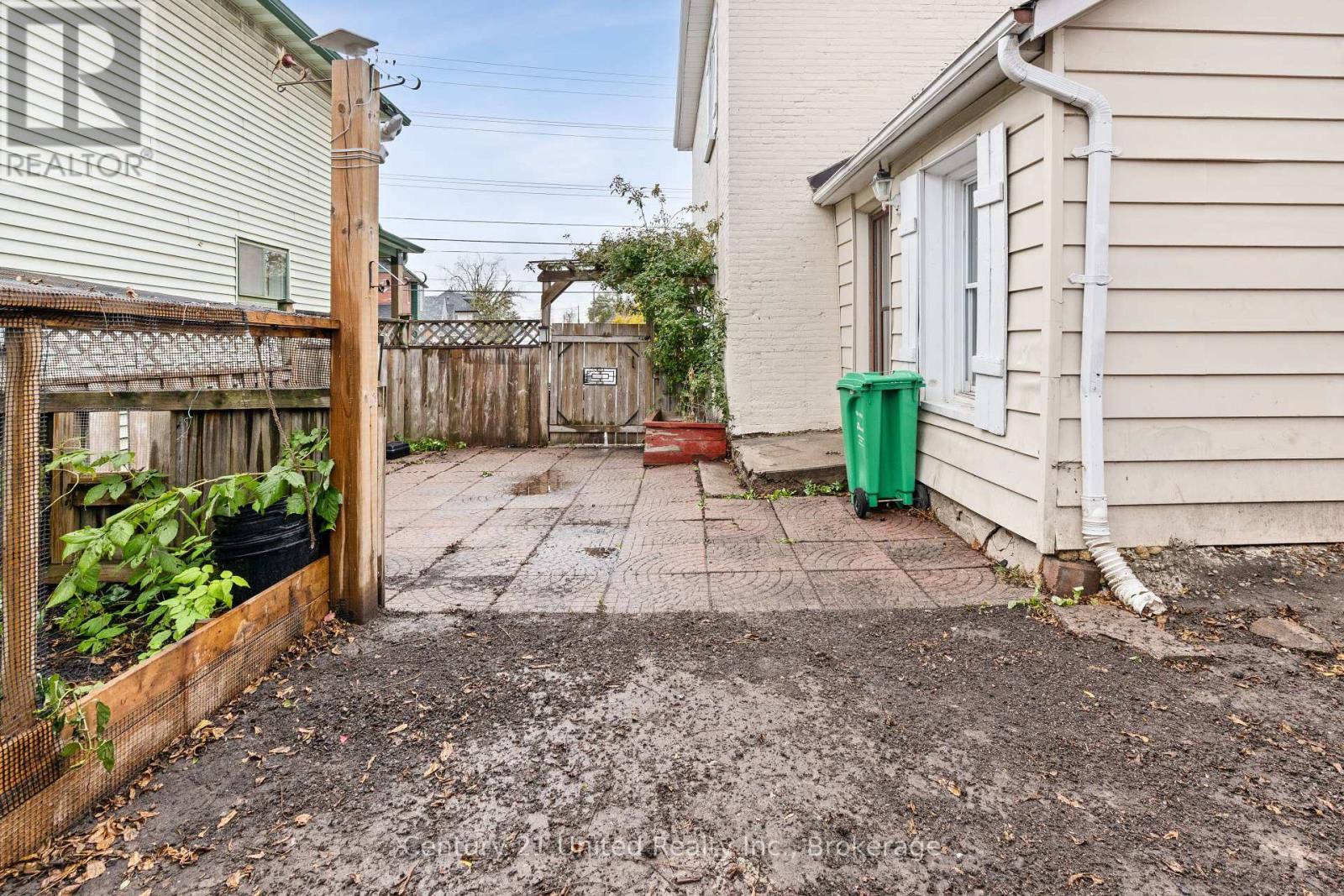 26 PARK STREET N - Image 36