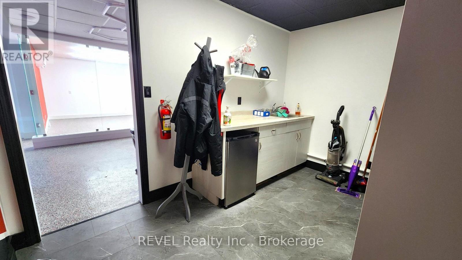 4691 Ontario Avenue, Niagara Falls (Downtown), Ontario, L2E3R1, Niagara Falls (Downtown), Ontario — photo 4 of 5