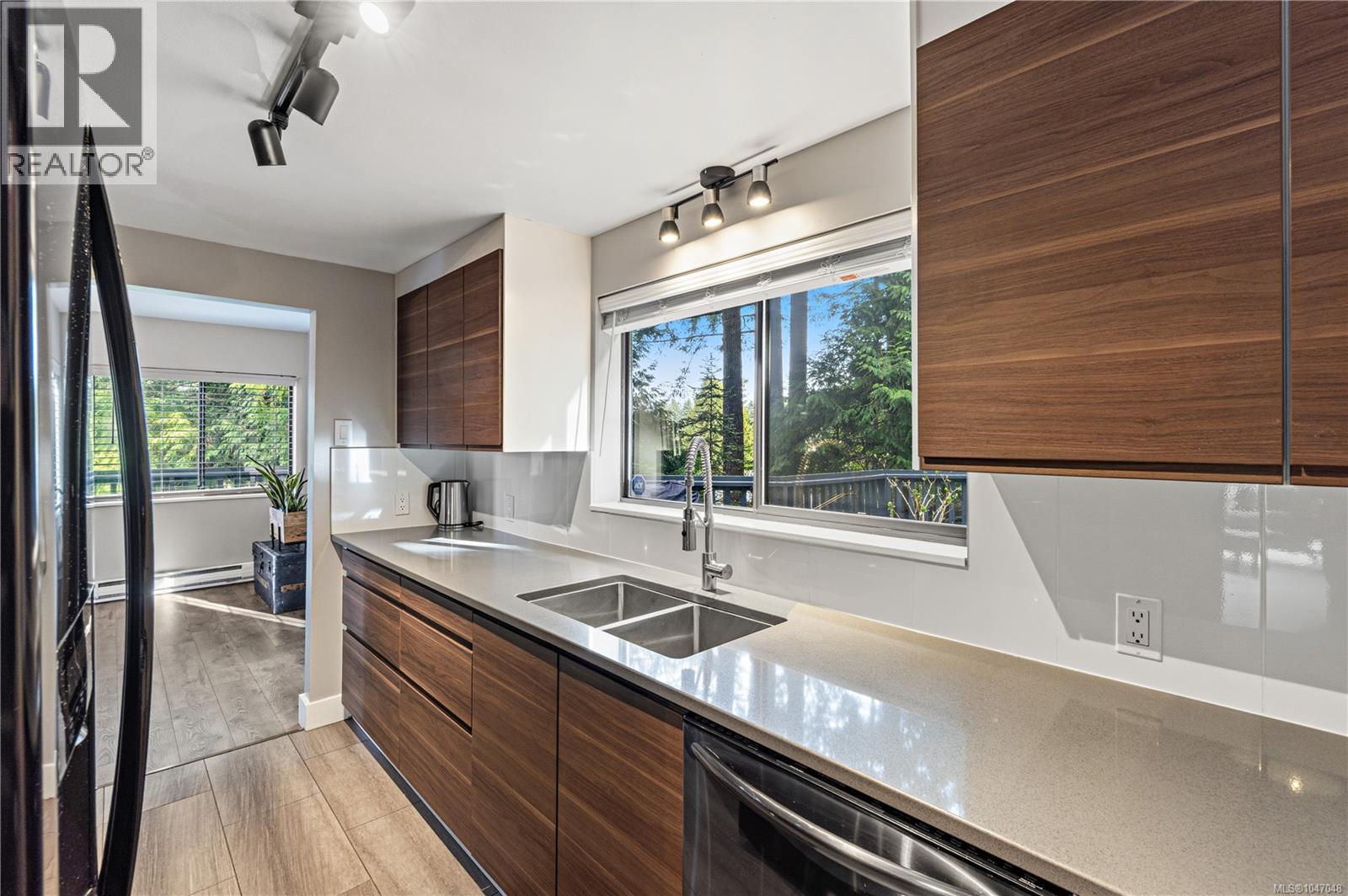 531 Summit Dr - 8