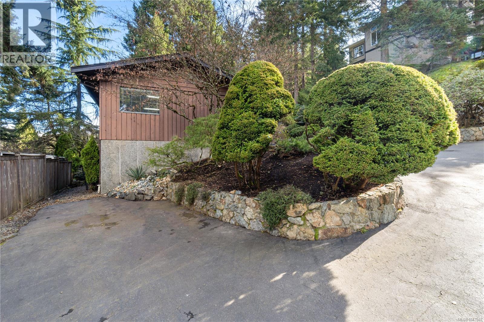 531 Summit Dr - 44