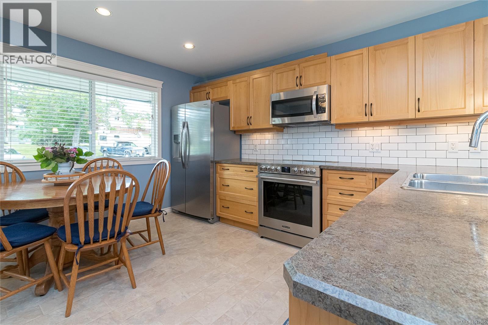 807 640 Broadway Street, Saanich