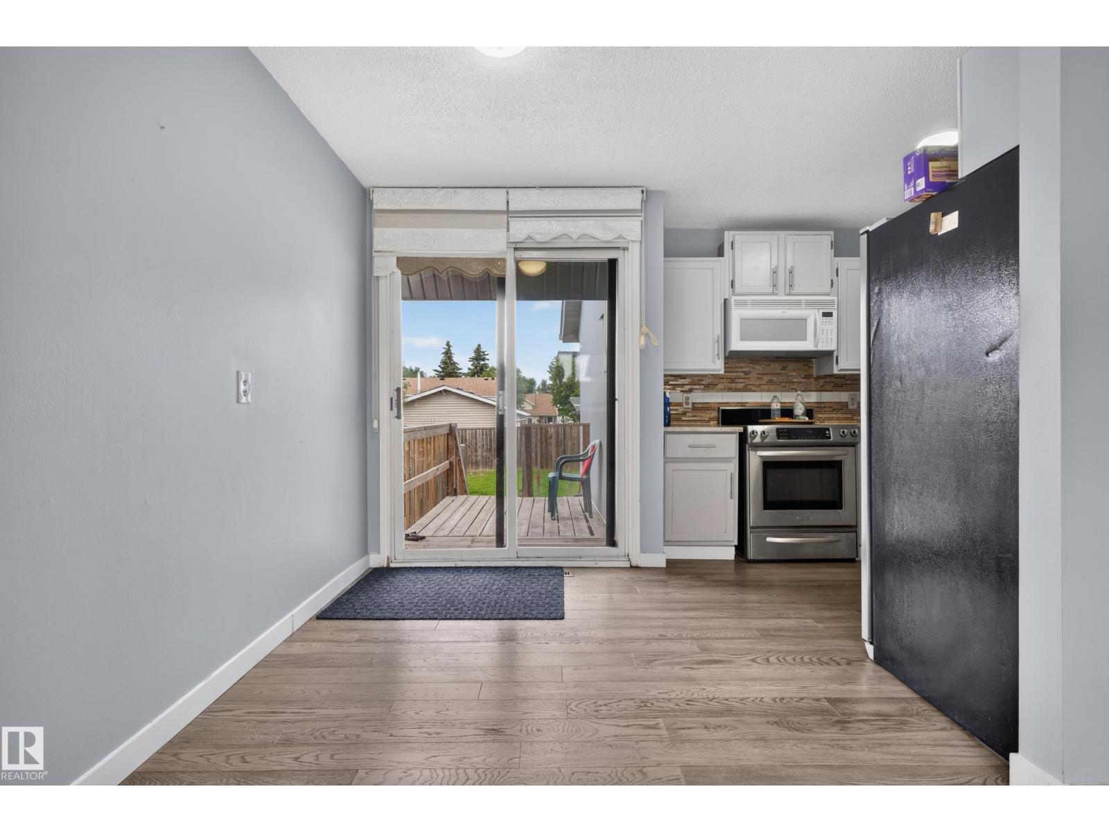 4628 37 AV NW - 12