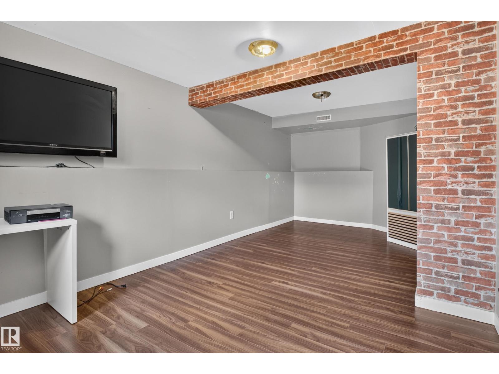 4628 37 AV NW - Image 38