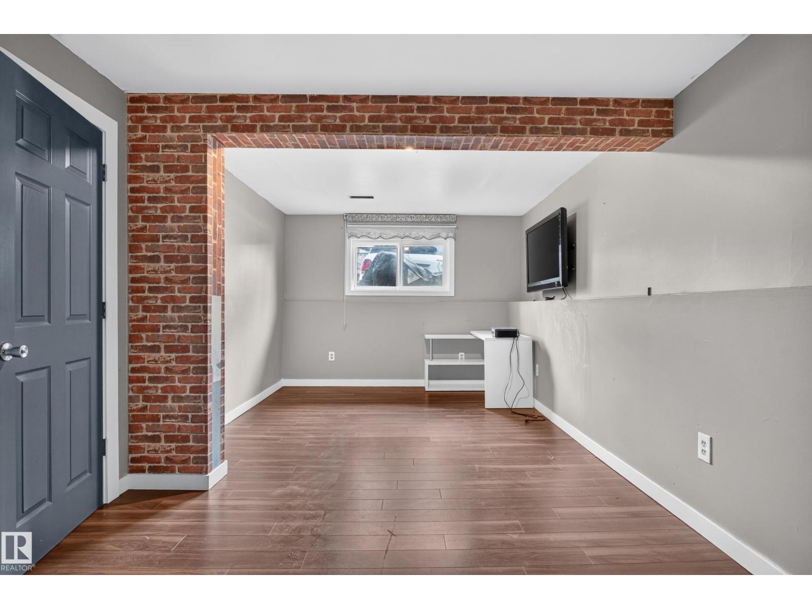 4628 37 AV NW - 39