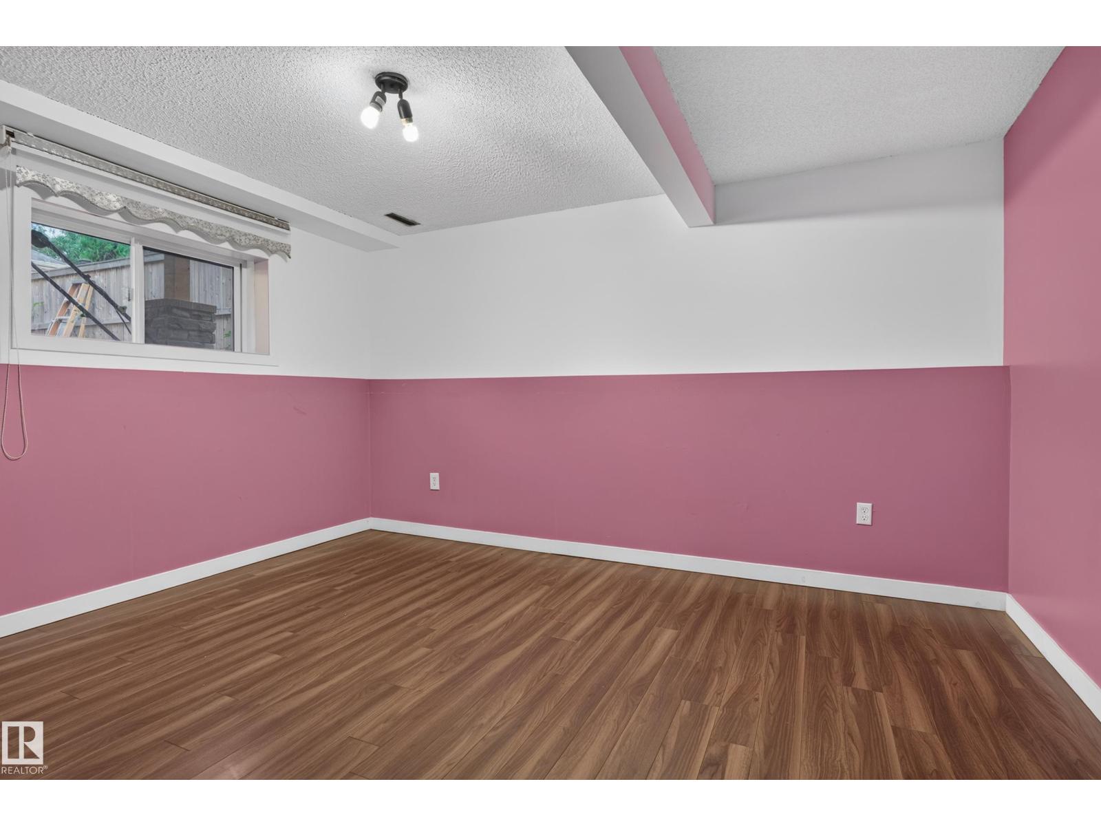 4628 37 AV NW - 52