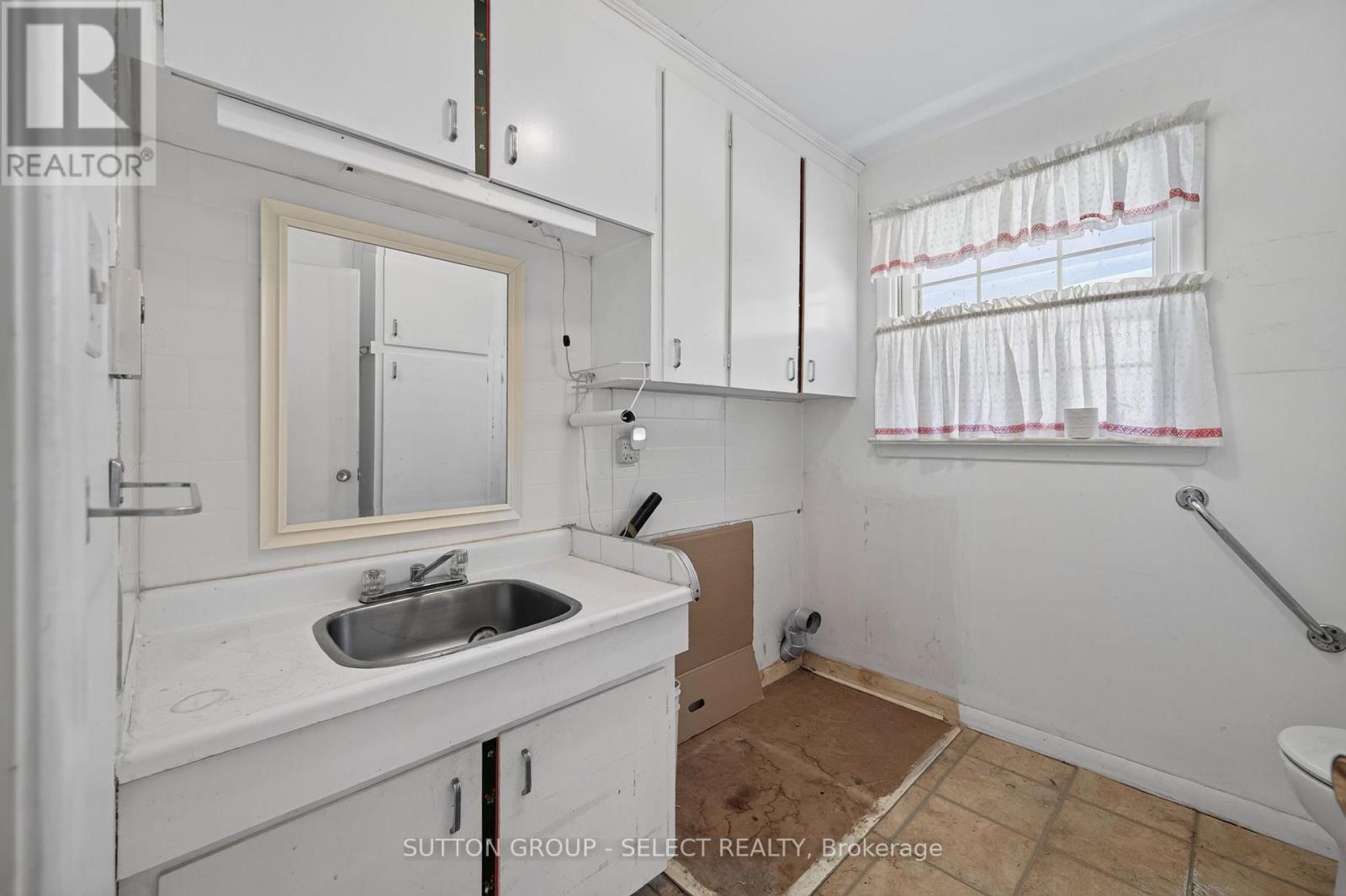850 COMMISSIONERS ROAD W - 16