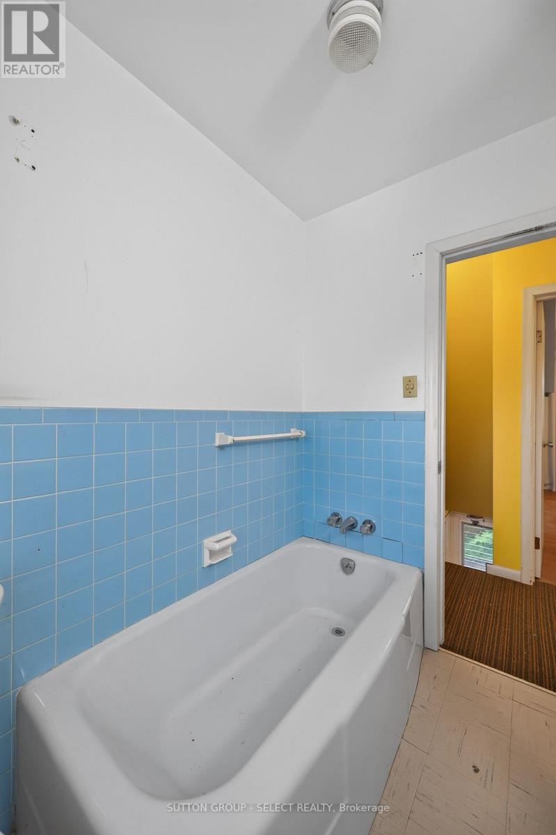 850 COMMISSIONERS ROAD W - Image 35