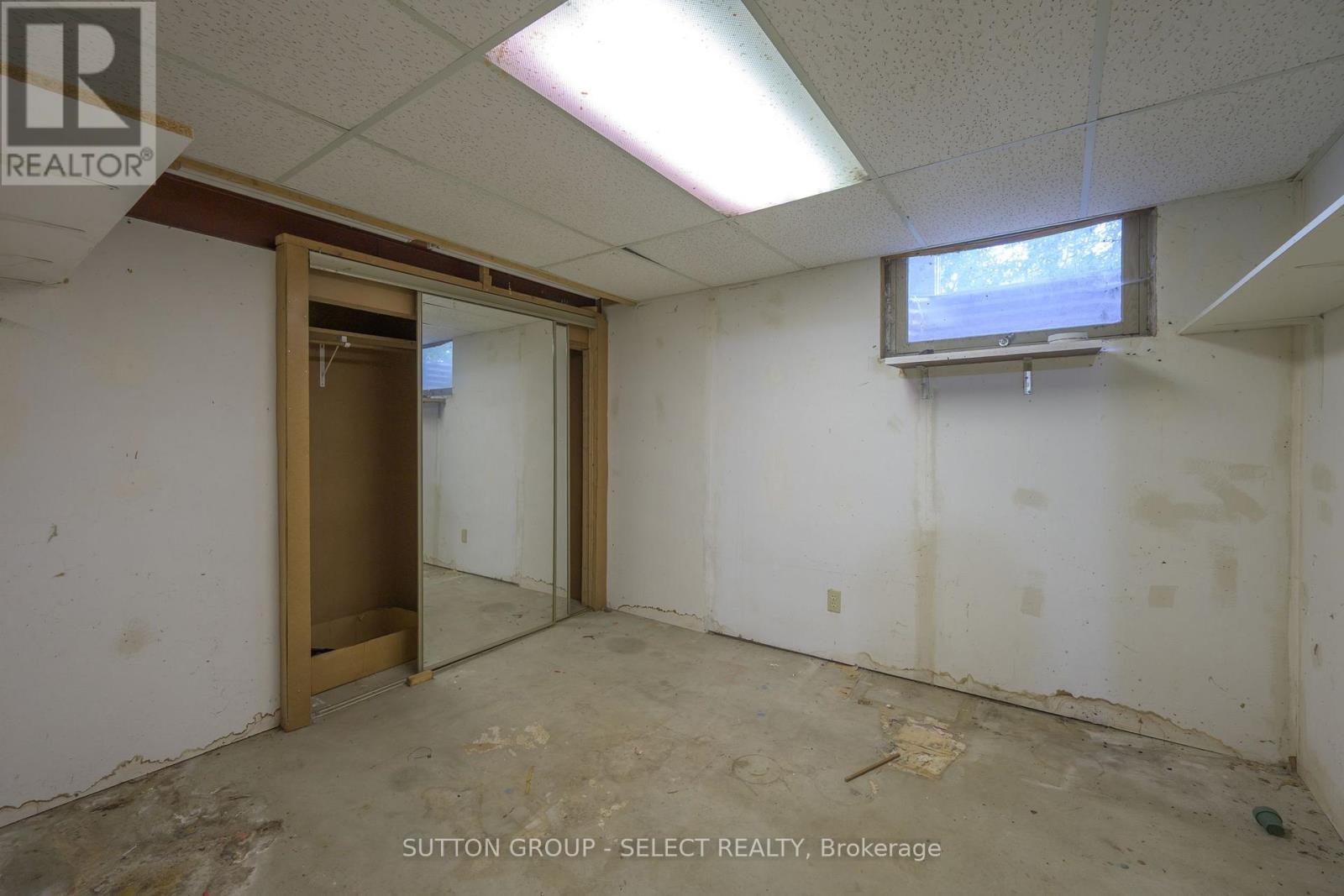 850 COMMISSIONERS ROAD W - 36
