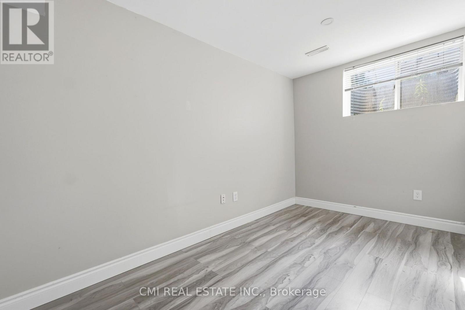 #40 105 BARD BOULEVARD - Image 33