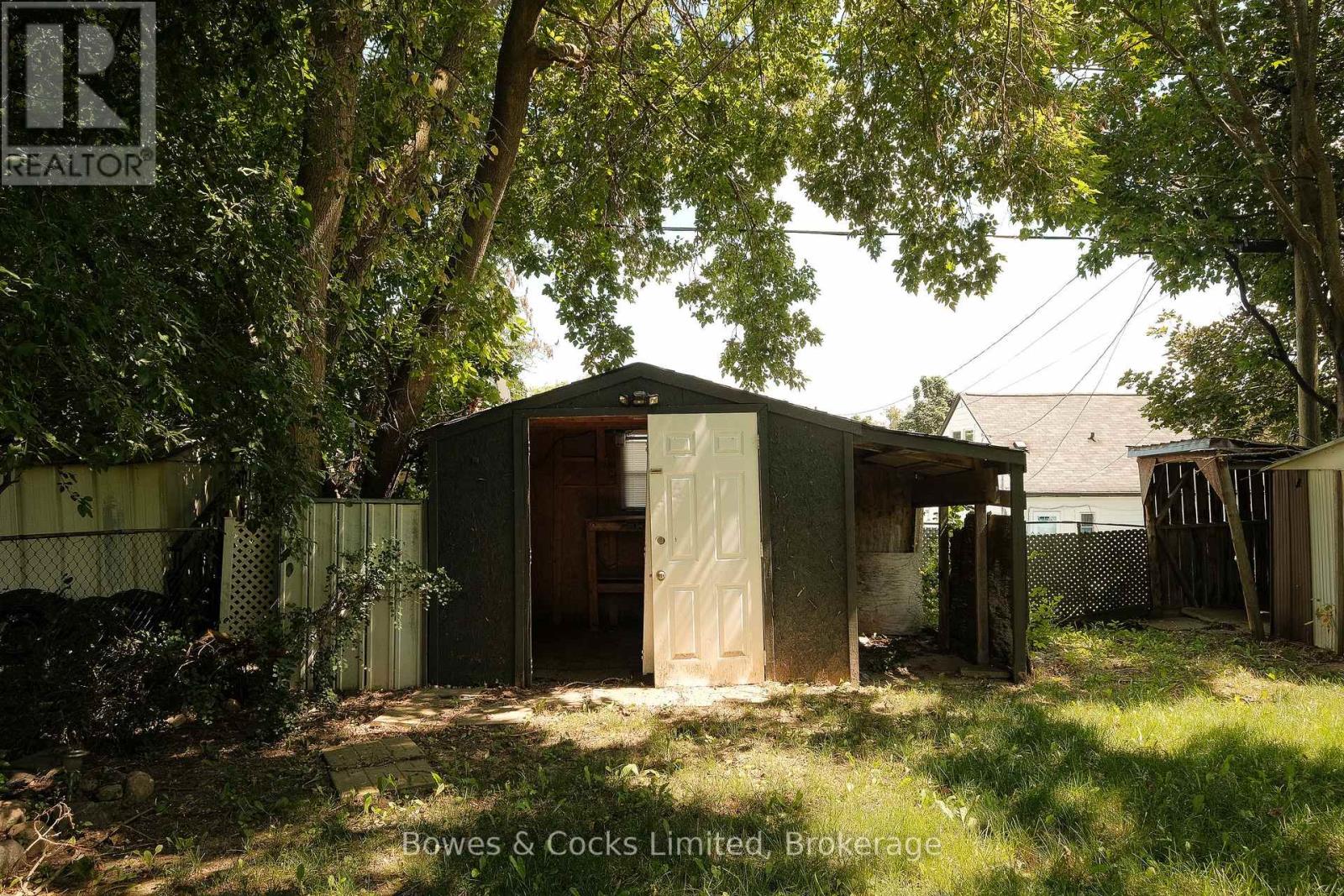 664 PARK STREET N - Image 25