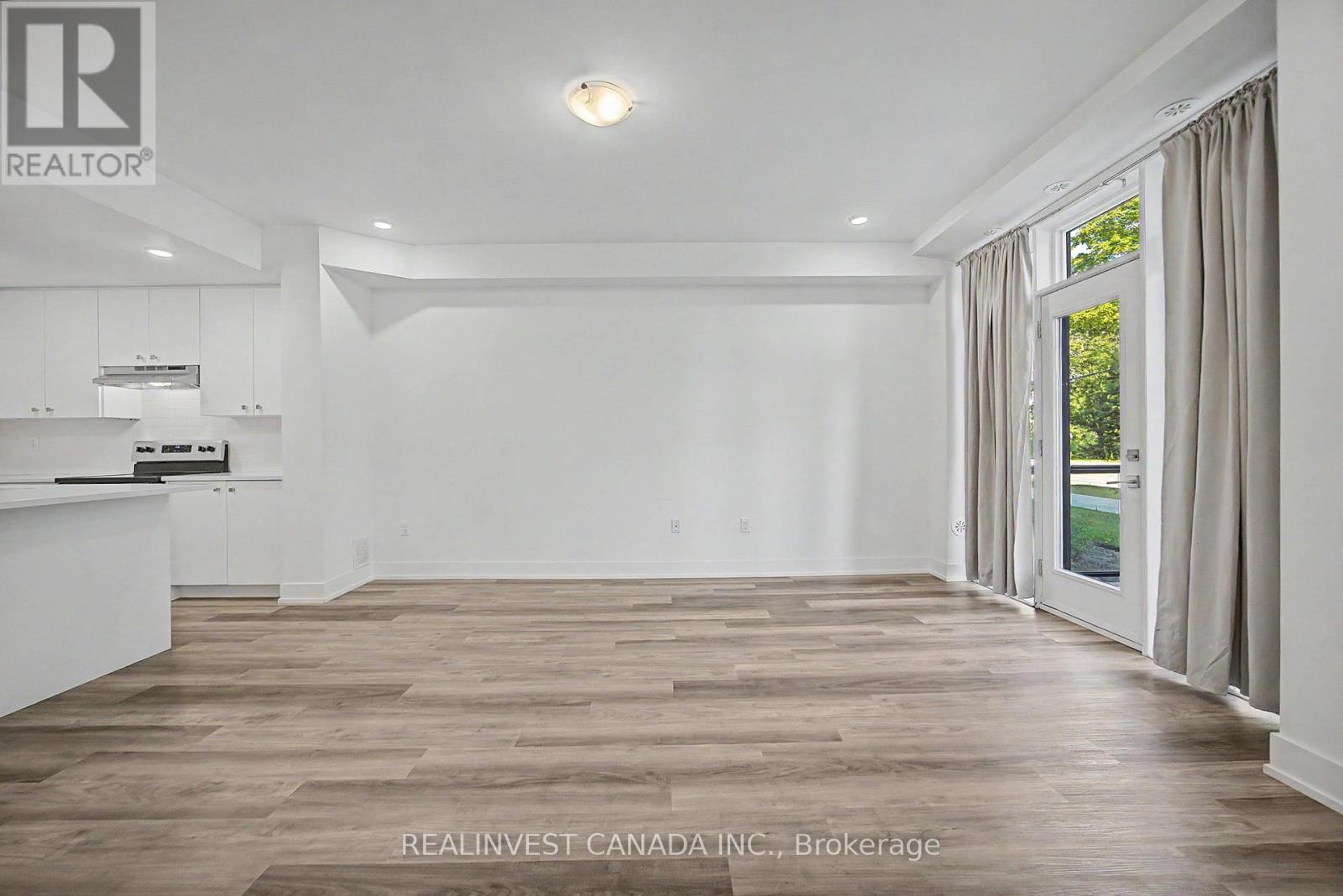 #10 3 BOND CRESCENT - 13