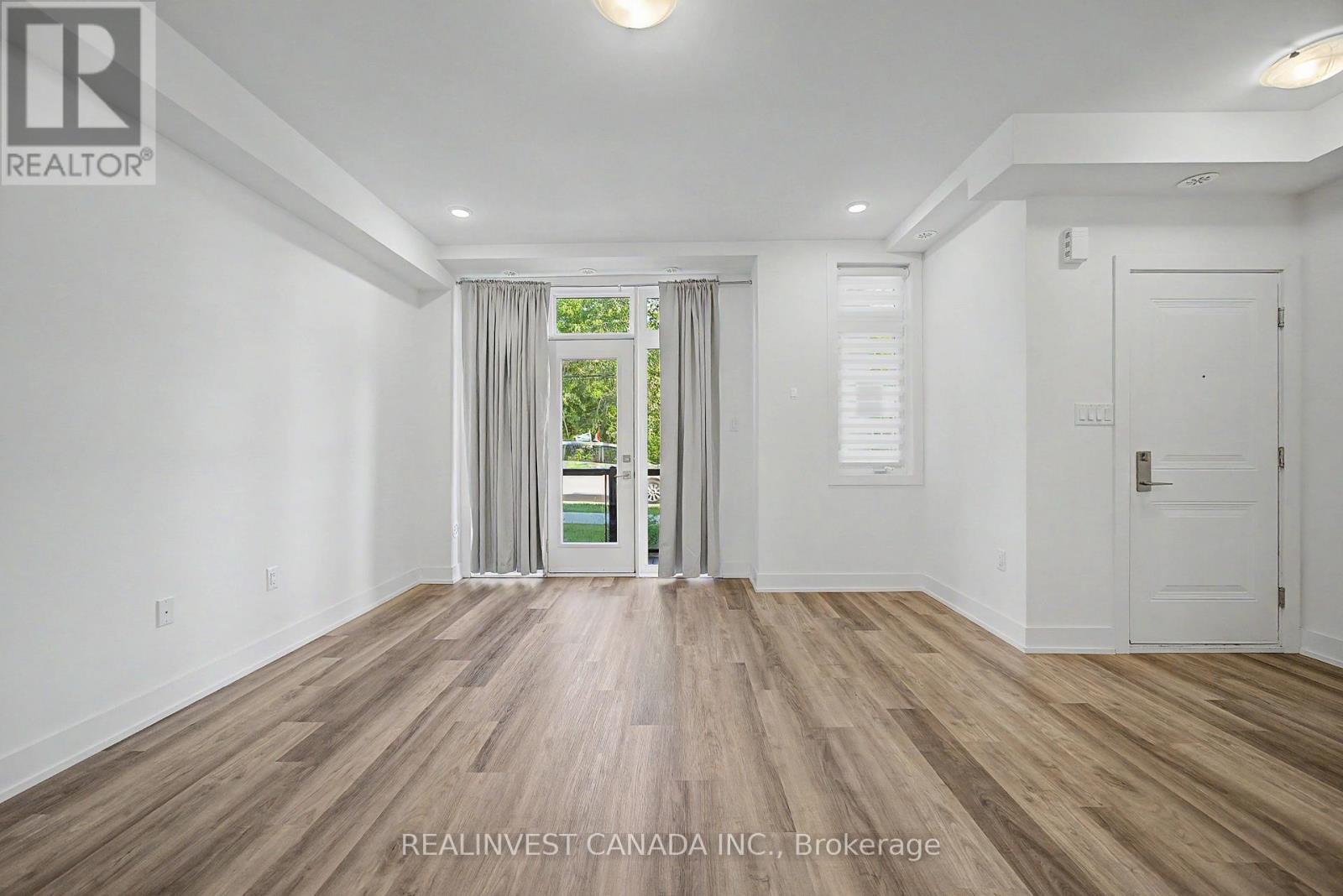 #10 3 BOND CRESCENT - 14