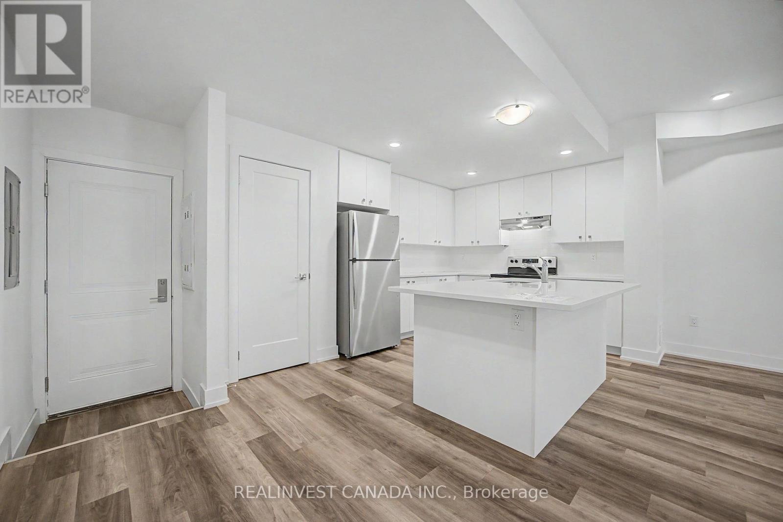 #10 3 BOND CRESCENT - 19
