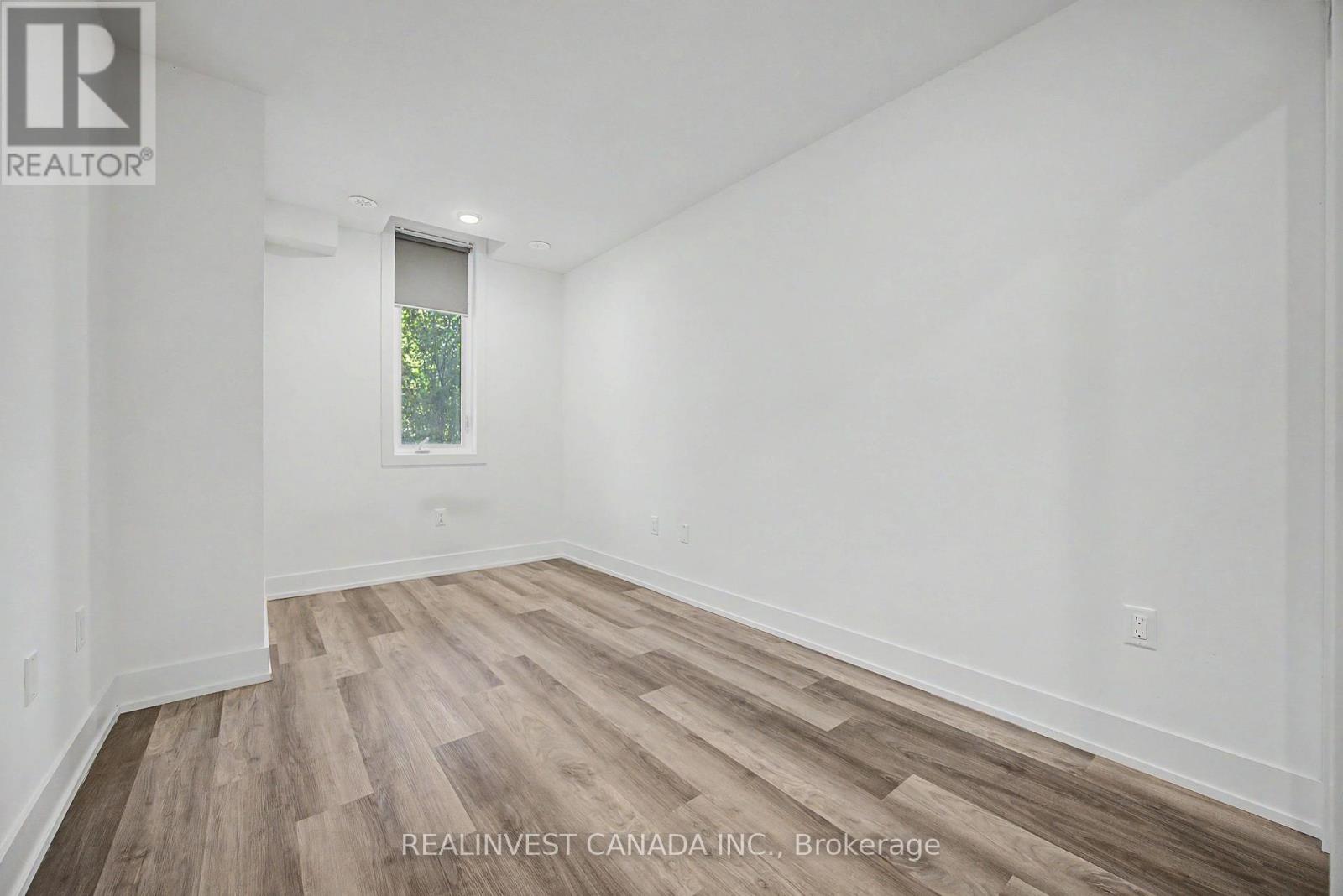 #10 3 BOND CRESCENT - 27