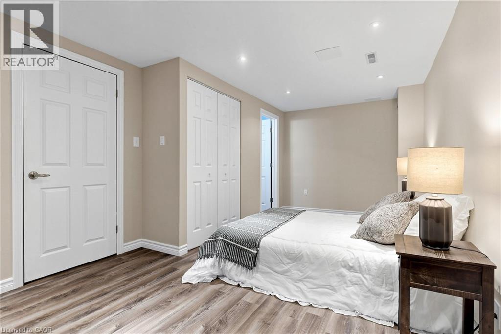 2208 LANCASTER Crescent - Image 30