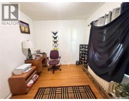 Enclosed porch - 555 2nd Street E, Shaunavon, SK S0N2M0 Photo 7