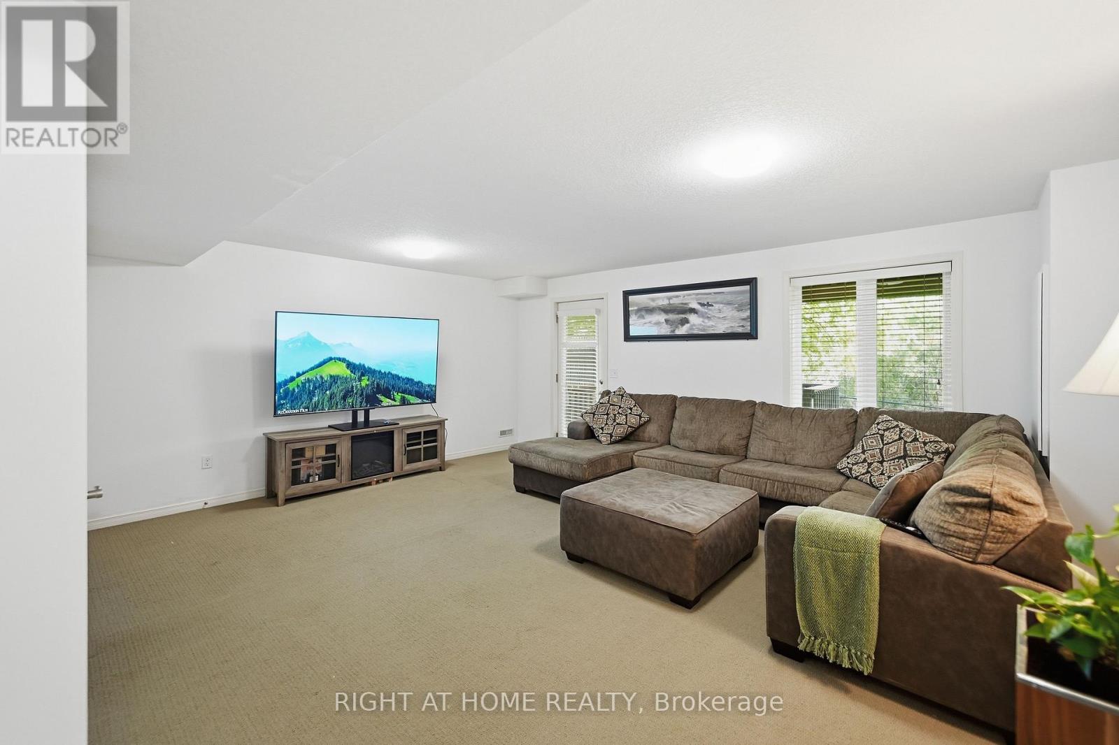 #7 582 HYDE PARK ROAD - 23