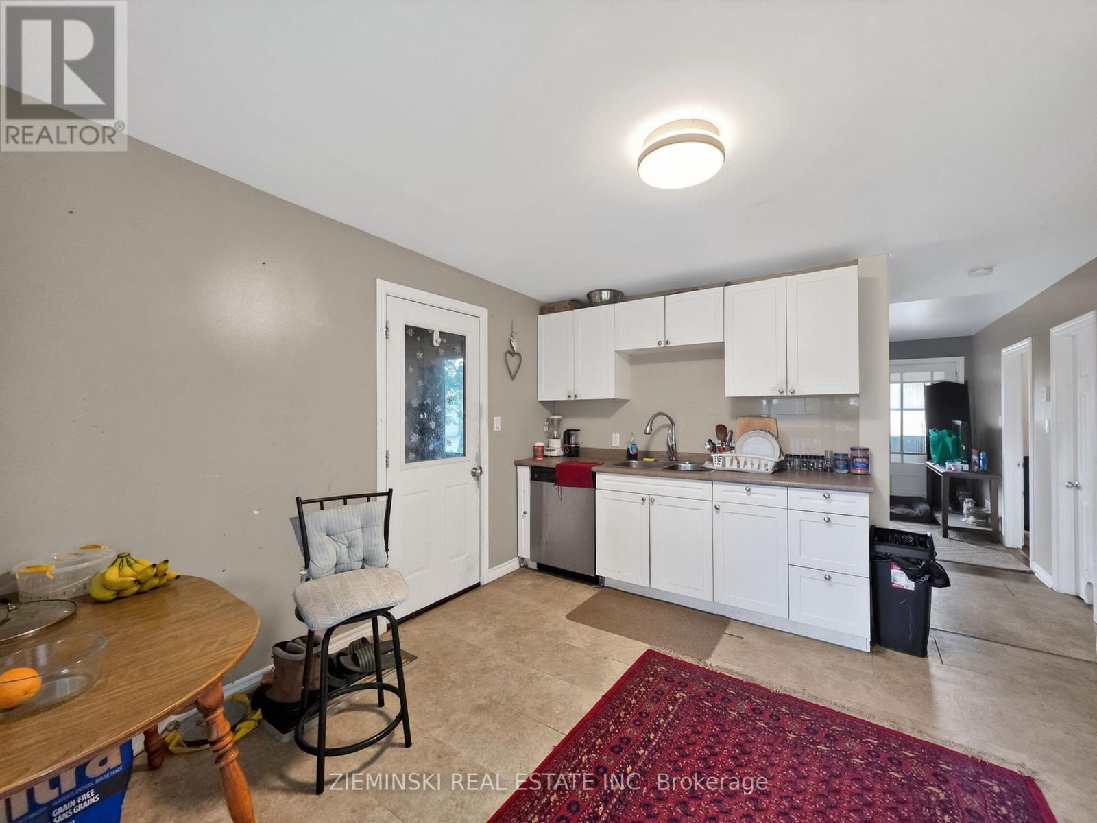 112 DUNCAN AVENUE S - 2