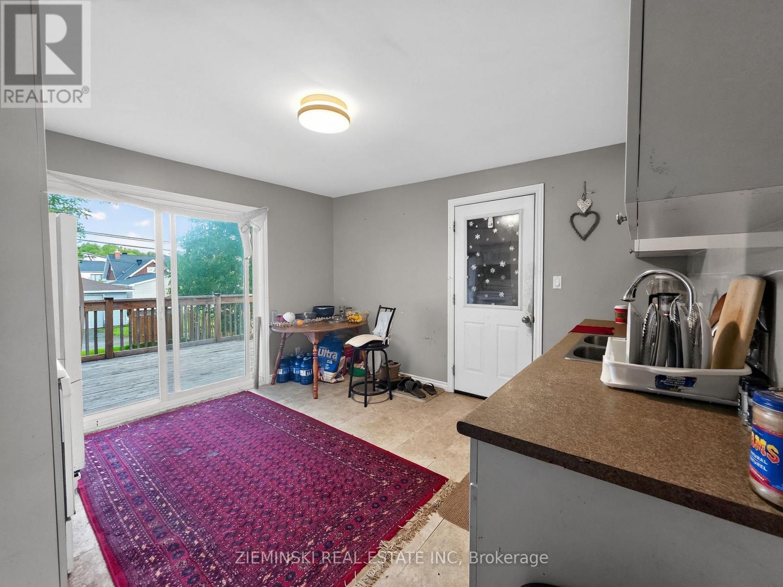 112 DUNCAN AVENUE S - 3