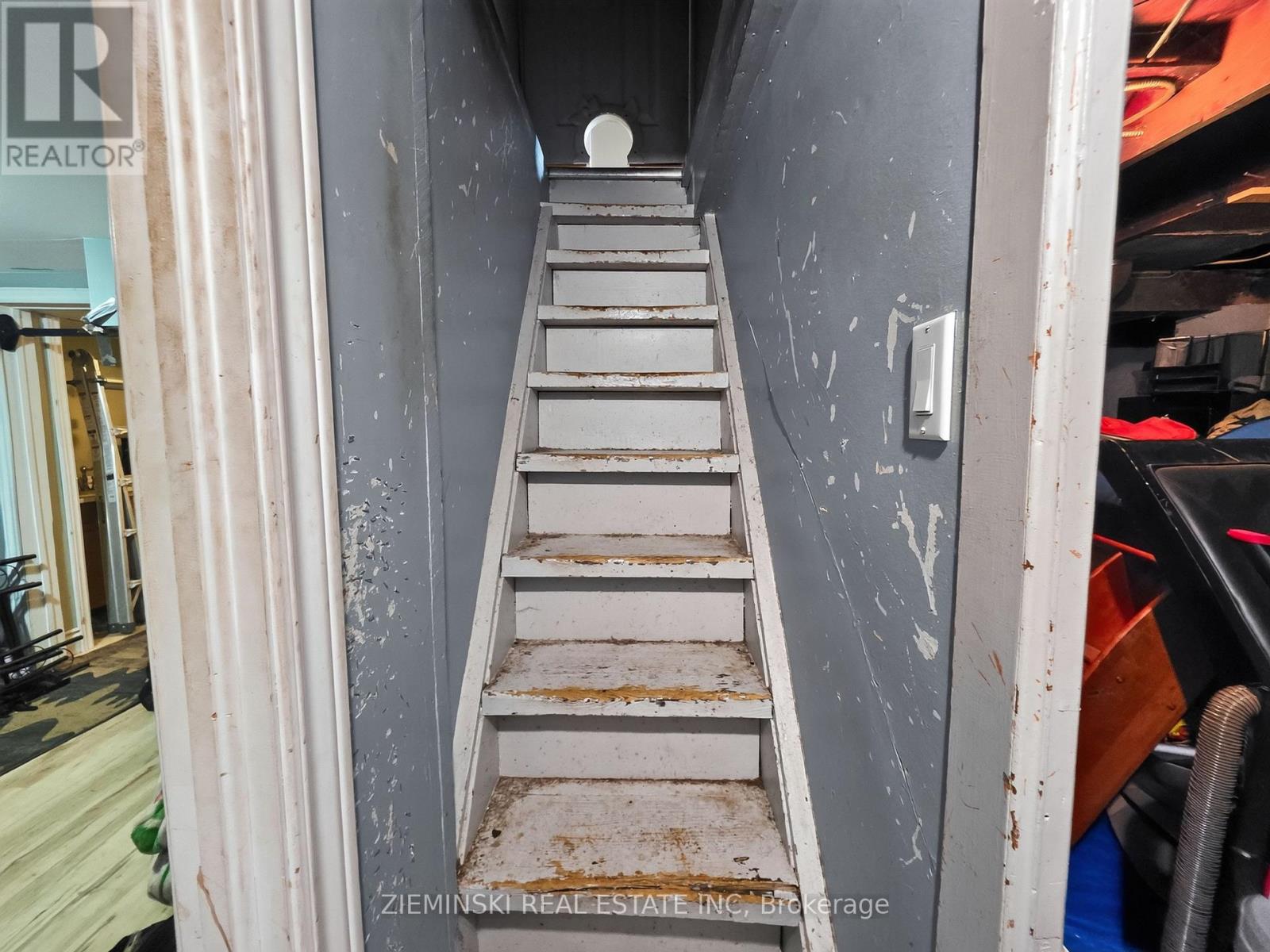 112 DUNCAN AVENUE S - Image 9